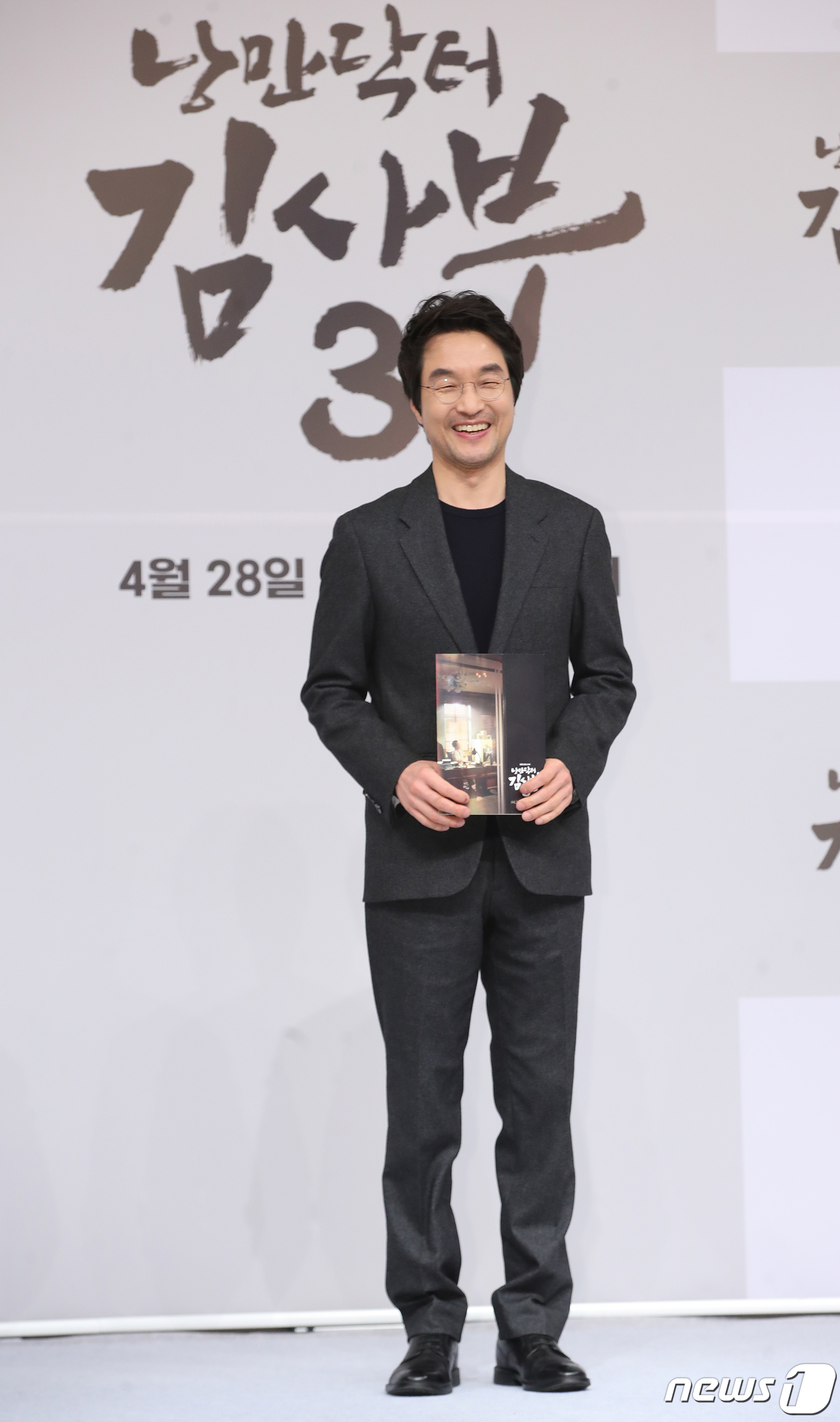 (서울=뉴스1) 권현진 기자 = 배우 한석규가 26일 서울 양천구 SBS에서 열린 SBS 금토드라마 '낭만닥터 김사부3' 제작발표회에서 포즈를 취하고 있다.'낭만닥터 김사부3'은 …