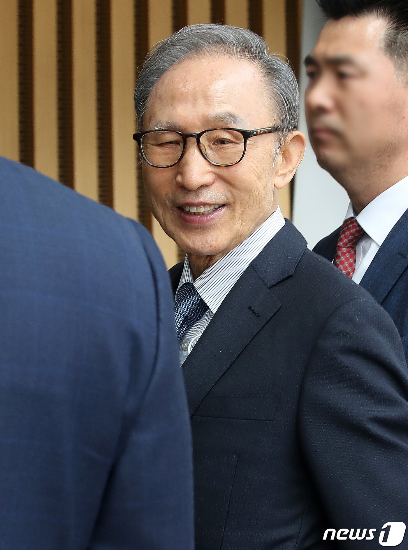 본문 이미지 - 이명박 전 대통령이 26일 오후 연극 ‘파우스트’를 관람하기 위해 서울 강서구 LG아트센터에 들어서고 있다.  2023.4.26/뉴스1 ⓒ News1 김진환 기자