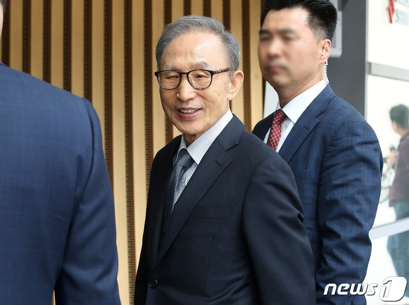 본문 이미지 - 이명박 전 대통령이 26일 오후 연극 ‘파우스트’를 관람하기 위해 서울 강서구 LG아트센터에 들어서며 미소를 짓고 있다. 2023.4.26/뉴스1 ⓒ News1 김진환 기자