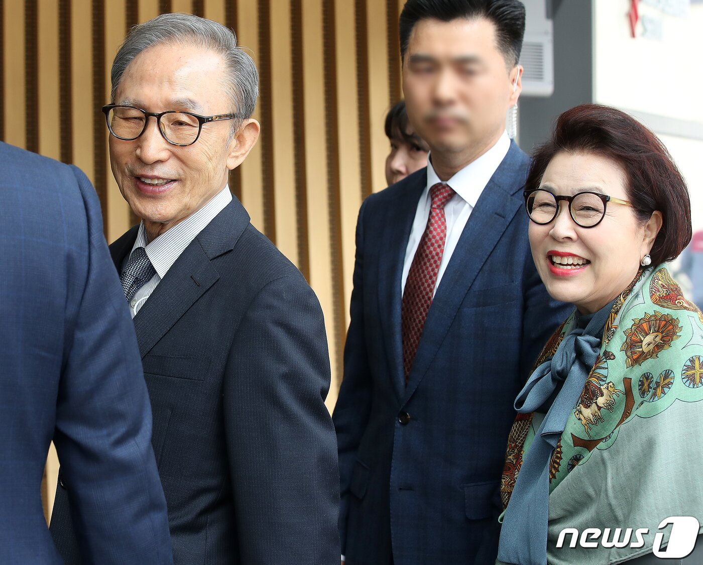 본문 이미지 - 이명박 전 대통령과 부인 김윤옥 여사가 26일 오후 연극 ‘파우스트’를 관람하기 위해 서울 강서구 LG아트센터에 들어서고 있다. 2023.4.26/뉴스1 ⓒ News1 김진환 기자