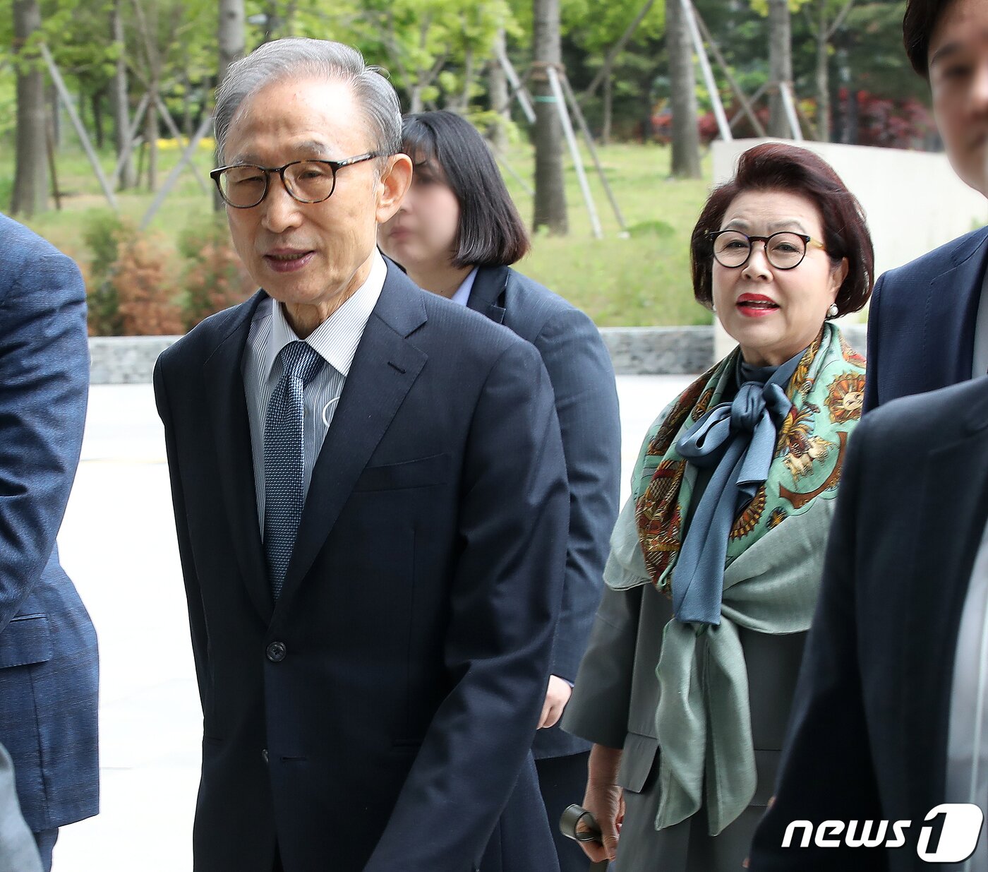 본문 이미지 - 이명박 전 대통령과 부인 김윤옥 여사가 26일 오후 연극 ‘파우스트’를 관람하기 위해 서울 강서구 LG아트센터에 들어서고 있다. 2023.4.26/뉴스1 ⓒ News1 김진환 기자
