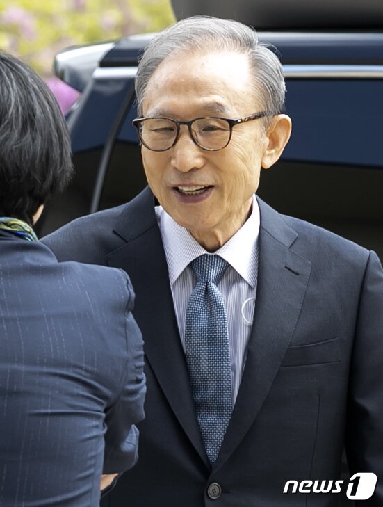본문 이미지 - 이명박 전 대통령이 26일 오후 연극 ‘파우스트’를 관람하기 위해 서울 강서구 LG아트센터에 들어서며 센터 관계자들과 인사를 나누고 있다. 2023.4.26/뉴스1 ⓒ News1 김진환 기자