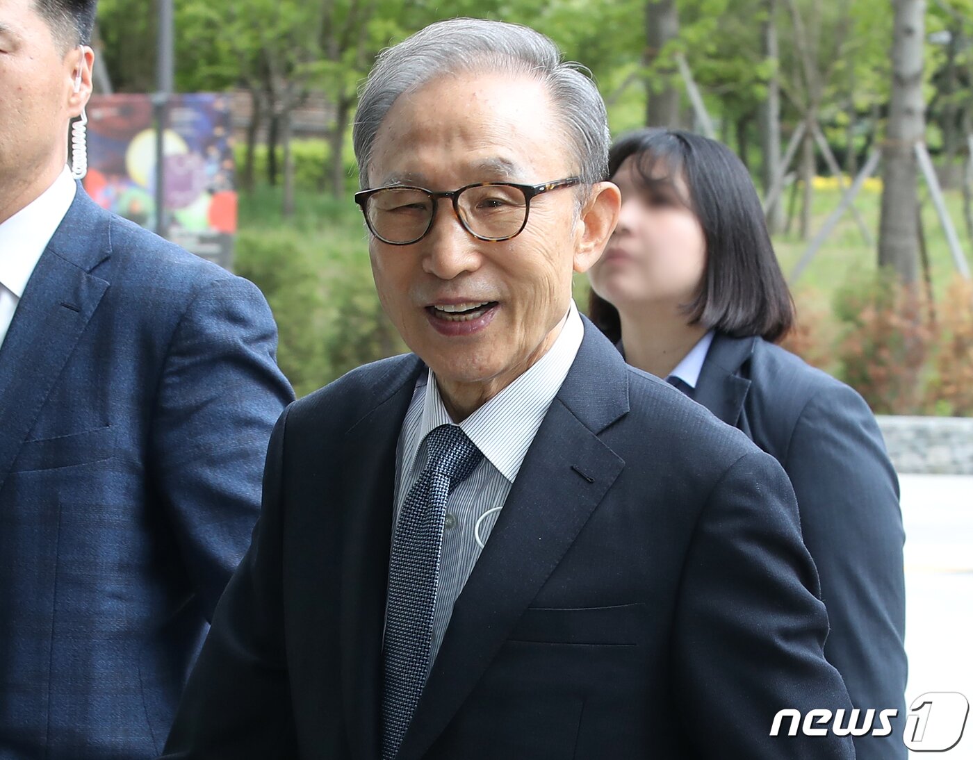 본문 이미지 - 이명박 전 대통령이 26일 오후 연극 ‘파우스트’를 관람하기 위해 서울 강서구 LG아트센터에 들어서며 미소를 짓고 있다. 2023.4.26/뉴스1 ⓒ News1 김진환 기자