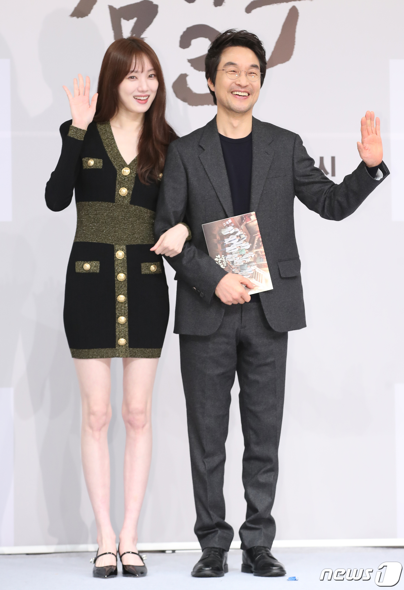 (서울=뉴스1) 권현진 기자 = 배우 이성경과 한석규(오른쪽)가 26일 서울 양천구 SBS에서 열린 SBS 금토드라마 '낭만닥터 김사부3' 제작발표회에서 포즈를 취하고 있다.'낭만 …