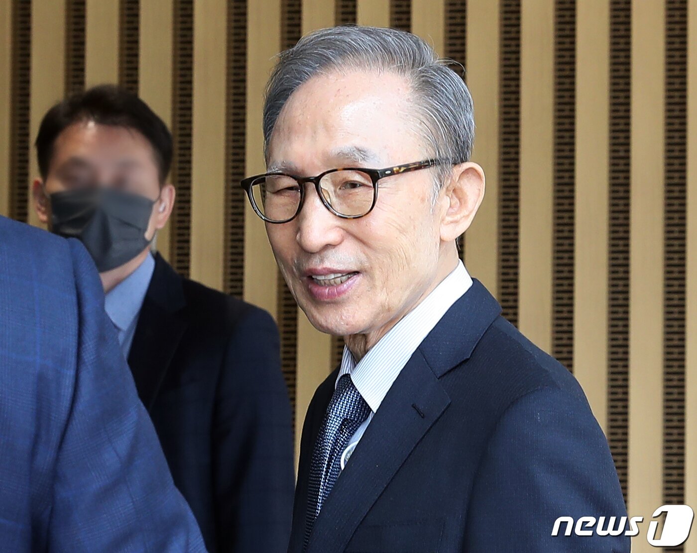 본문 이미지 - 이명박 전 대통령이 26일 오후 연극 ‘파우스트’를 관람하기 위해 서울 강서구 LG아트센터에 들어서고 있다.. 2023.4.26/뉴스1 ⓒ News1 김진환 기자