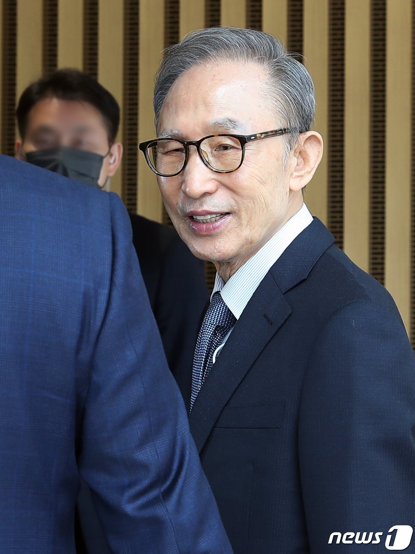 본문 이미지 - 이명박 전 대통령이 26일 오후 연극 ‘파우스트’를 관람하기 위해 서울 강서구 LG아트센터에 들어서고 있다.  2023.4.26/뉴스1 ⓒ News1 김진환 기자