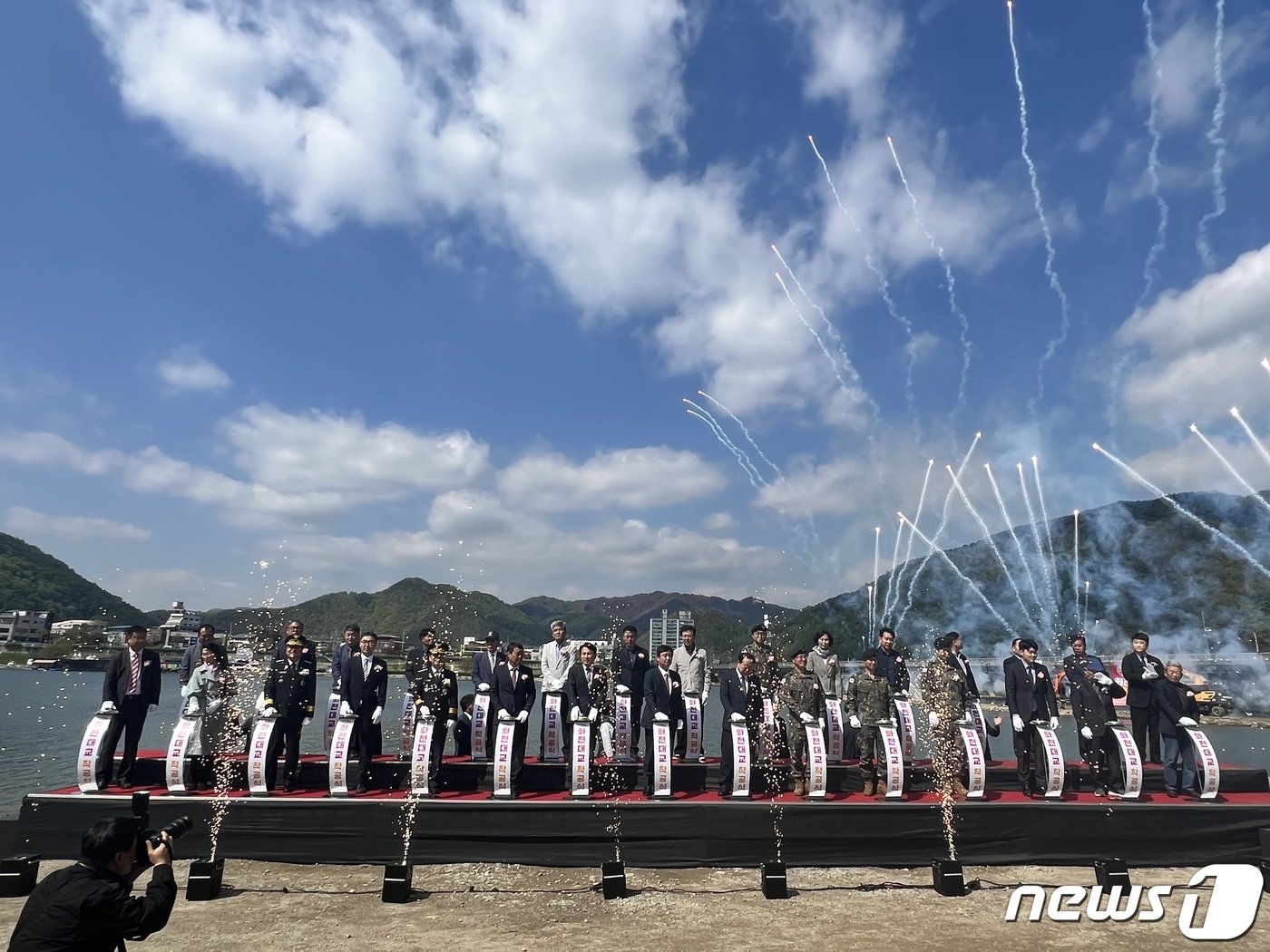 26일 강원 화천체육관 인근 북한강 고수부지에서 열린 화천대교 재가설 착공식에 참석한 김진태 도지사, 최문순 화천군수, 한기호 국회의원, 장광선 2군단장, 허행일 화천경찰서장, 염수호임 화천소방서장, 도의원, 시의원, 지역단체 등이 버튼 세레머니를 하고 있다. 2023.4.26 한귀섭 기태