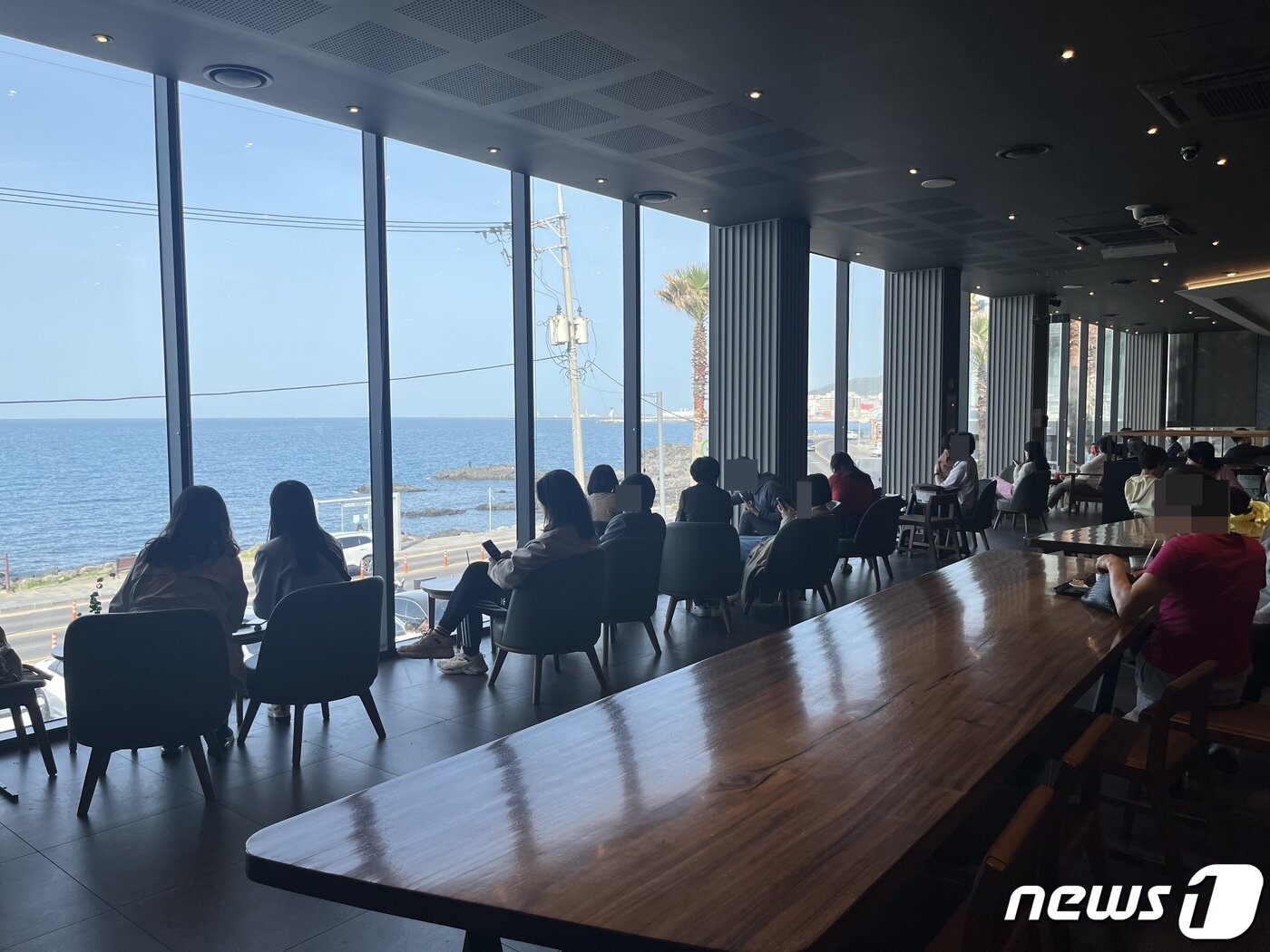 본문 이미지 - 스타벅스 매장 창가 자리에 고객들이 빼곡히 앉아 있다. ⓒ News1 신민경 기자