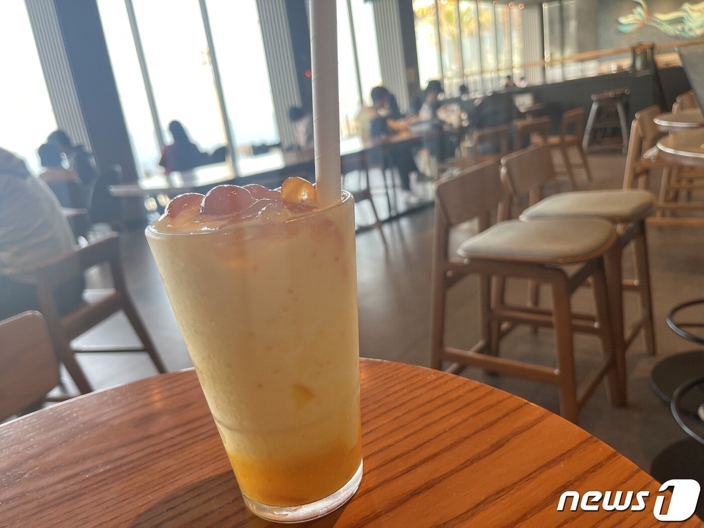 본문 이미지 - 제주도 스타벅스 매장에서 만난 한 고객은 제주 스타벅스 특화 메뉴 '제주 금귤 듬뿍 블렌디드'를 주문했다고 소개했다. ⓒ News1 신민경 기자