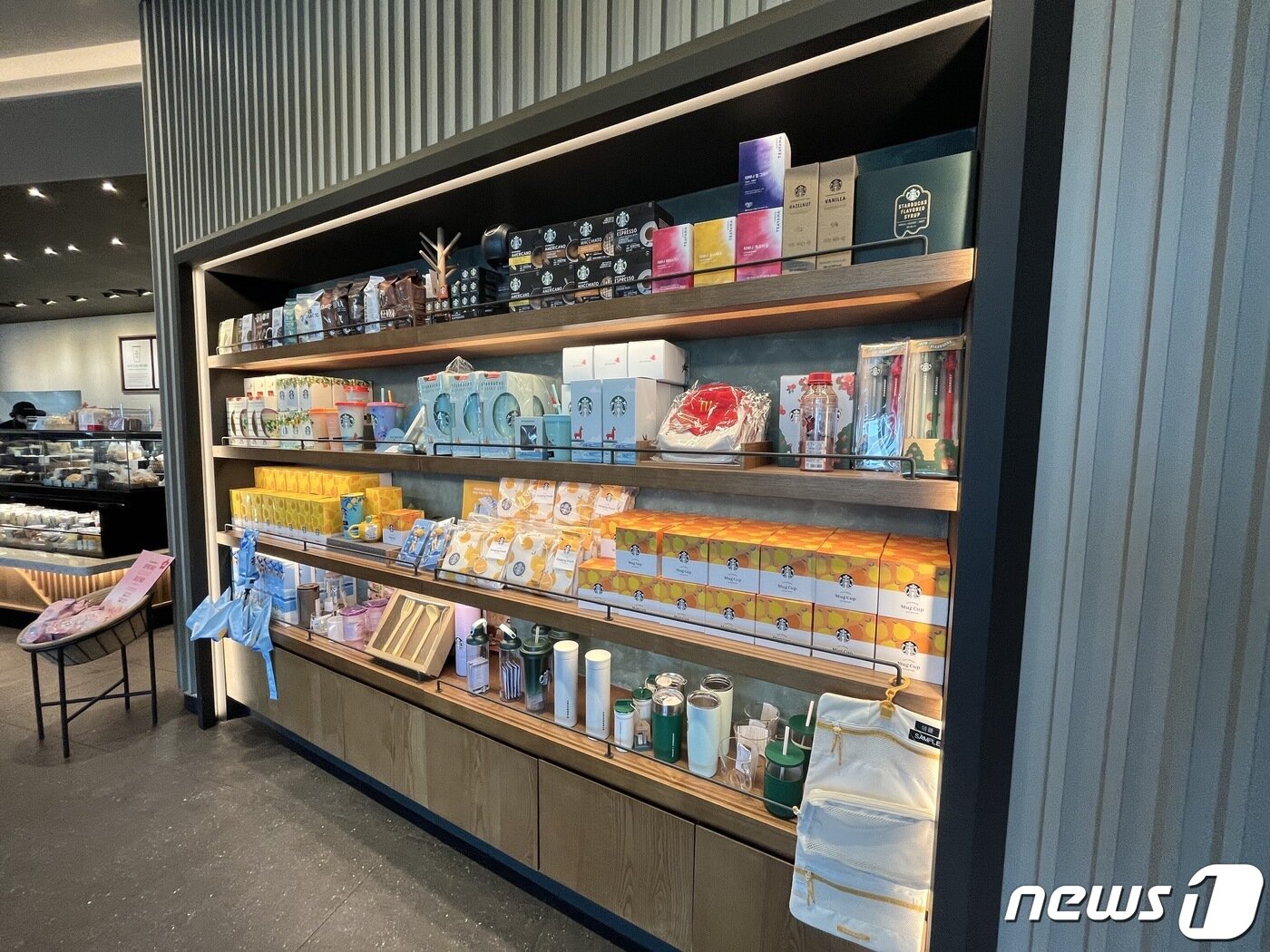 본문 이미지 - 제주 스타벅스 특화 상품들이 매대에 진열돼 있다. ⓒ News1 신민경 기자