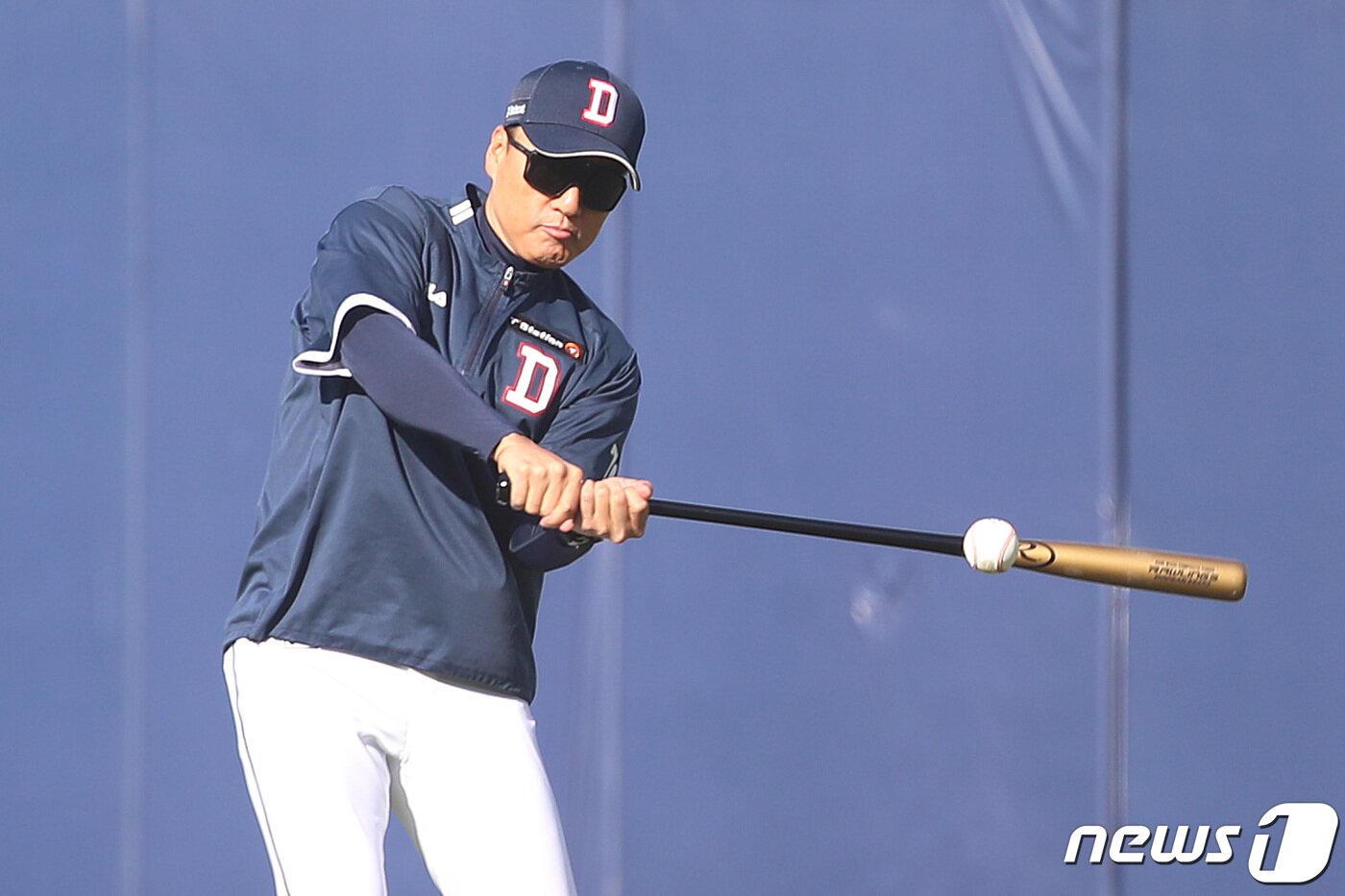 본문 이미지 - 이승엽 두산 베어스 감독이 26일 오후 대구삼성라이온즈파크에서 열리는 삼성 라이온즈와의 맞대결을 앞두고 선수들의 워밍업 모습을 지켜보던 중 외야로 굴러든 공을 쳐주고 있다. 2023.4.26/뉴스1 ⓒ News1 공정식 기자