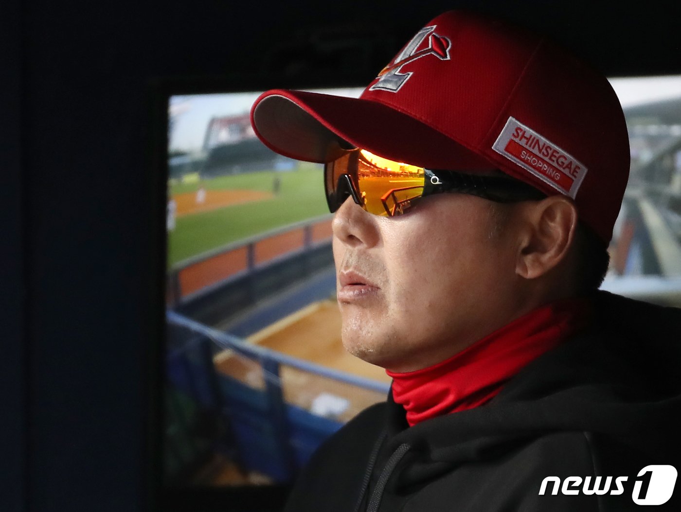 본문 이미지 - 26일 오후 서울 송파구 잠실야구장에서 열린 2023 신한 SOL KBO리그 SSG 랜더스와 LG 트윈스의 경기, SSG 김원형 감독이 경기를 지켜보고 있다. 2023.4.26/뉴스1 ⓒ News1 김진환 기자