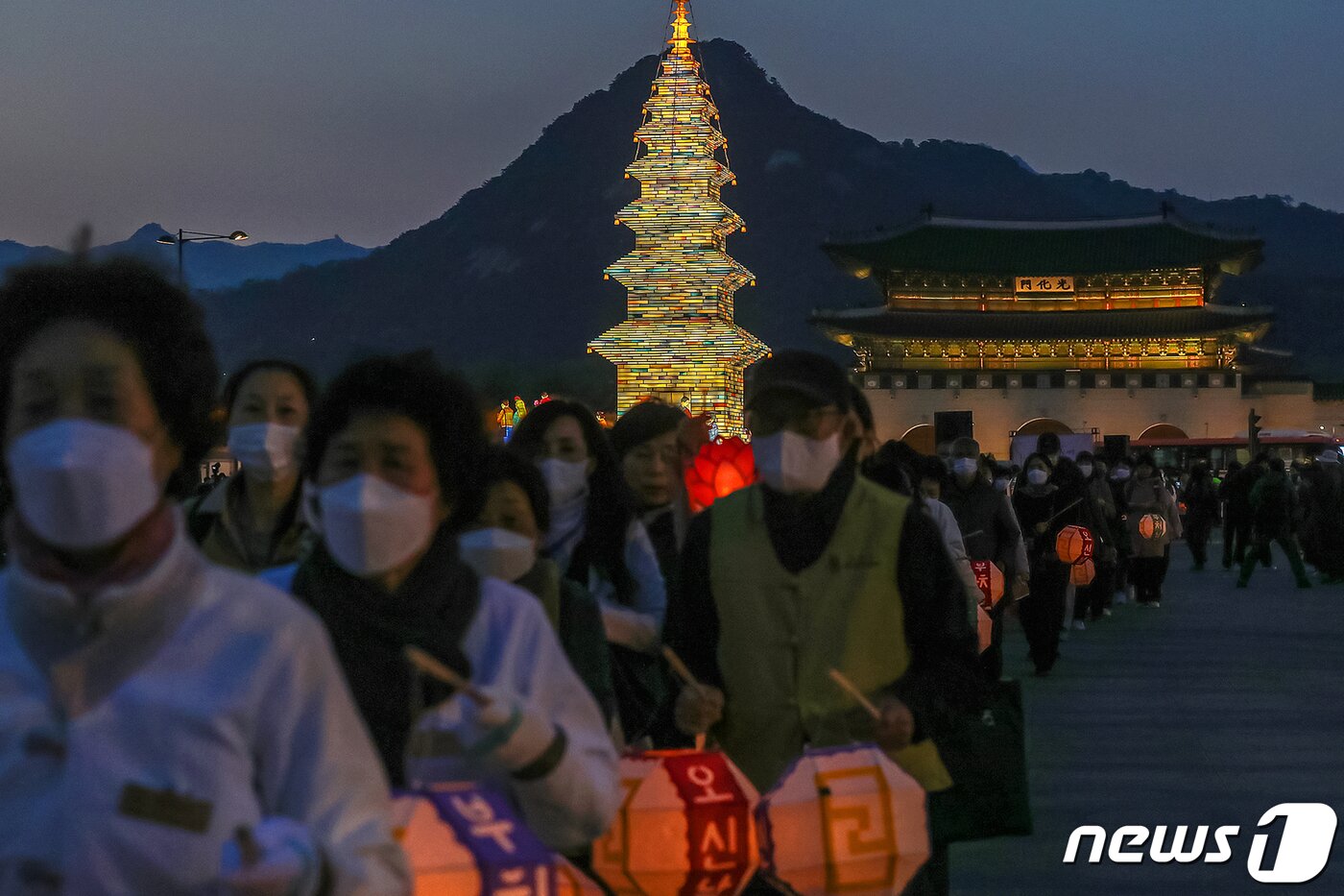 본문 이미지 - 26일 오후 서울 종로구 광화문광장에서 열린 '2023 부처님오신날 봉축점등식'에서 참석자들이 철물 구조와 한지 공예로 만든 높이 20m의 수마노탑 주변 탑돌이를 하고 있다. 2023.4.26/뉴스1 ⓒ News1 민경석 기자