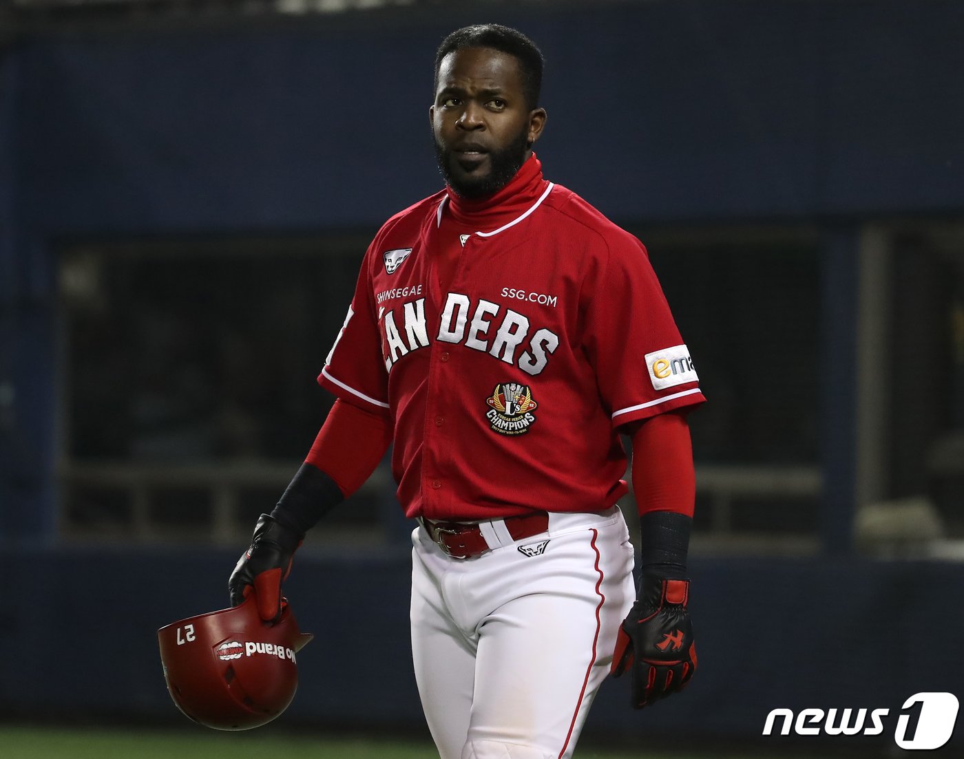 본문 이미지 - 26일 오후 서울 송파구 잠실야구장에서 열린 2023 신한 SOL KBO리그 SSG 랜더스와 LG 트윈스의 경기, SSG 에레디아가 5회초 1사 1,3루에서 SSG 오태곤이 친 우익 선상 타구가 비디오 판독 결과 페어로 인정된 뒤 LG 볼보이에 맞으면서 두 베이스 진루만 인정해 3루로 귀루 하라는 판정이 나오자 아쉬워하고 있다. 2023.4.26/뉴스1 ⓒ News1 김진환 기자