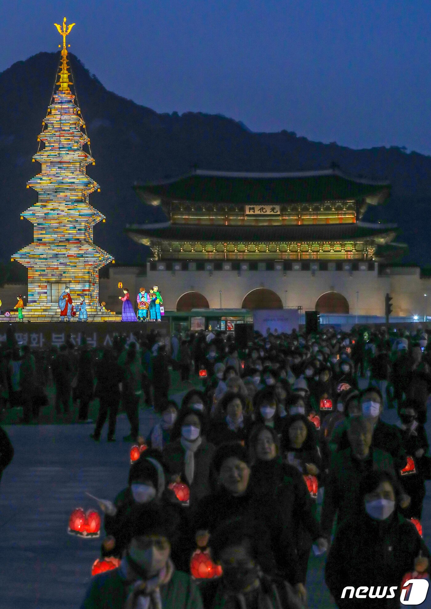 본문 이미지 - 26일 오후 서울 종로구 광화문광장에서 열린 '2023 부처님오신날 봉축점등식'에서 참석자들이 철물 구조와 한지 공예로 만든 20m 높이의 수마노탑 주변 탑돌이를 하고 있다. 2023.4.26/뉴스1 ⓒ News1 민경석 기자