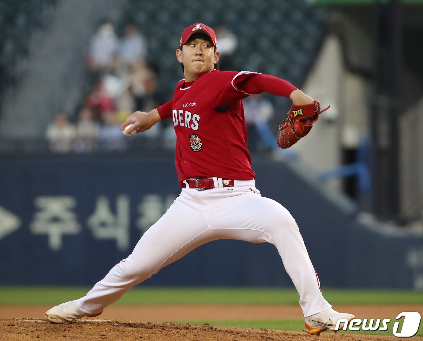 본문 이미지 - 26일 오후 서울 송파구 잠실야구장에서 열린 2023 신한 SOL KBO리그 SSG 랜더스와 LG 트윈스의 경기, SSG 선발 송영진이 2회말 등판해 힘차게 공을 던지고 있다. 이날 송영진은 6회까지 5안타 3볼넷 3실점으로 퀄리티스타트를 기록했다. 2023.4.26/뉴스1 ⓒ News1 김진환 기자