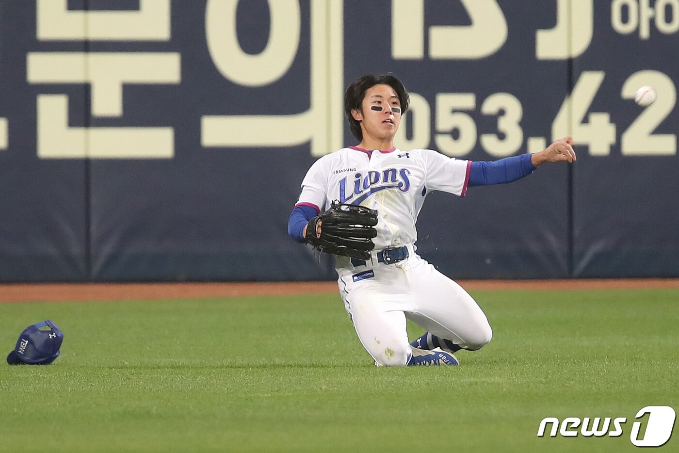 본문 이미지 - 26일 오후 대구 삼성라이온즈파크에서 열린 프로야구 &#39;신한은행 SOL 2023 KBO리그&#39; 두산 베어스와 삼성 라이온즈의 경기, 9회초 두산 양의지의 깊숙한 타구를 삼성 중견수 김성윤이 잡아내고 있다. 2023.4.26/뉴스1 ⓒ News1 공정식 기자