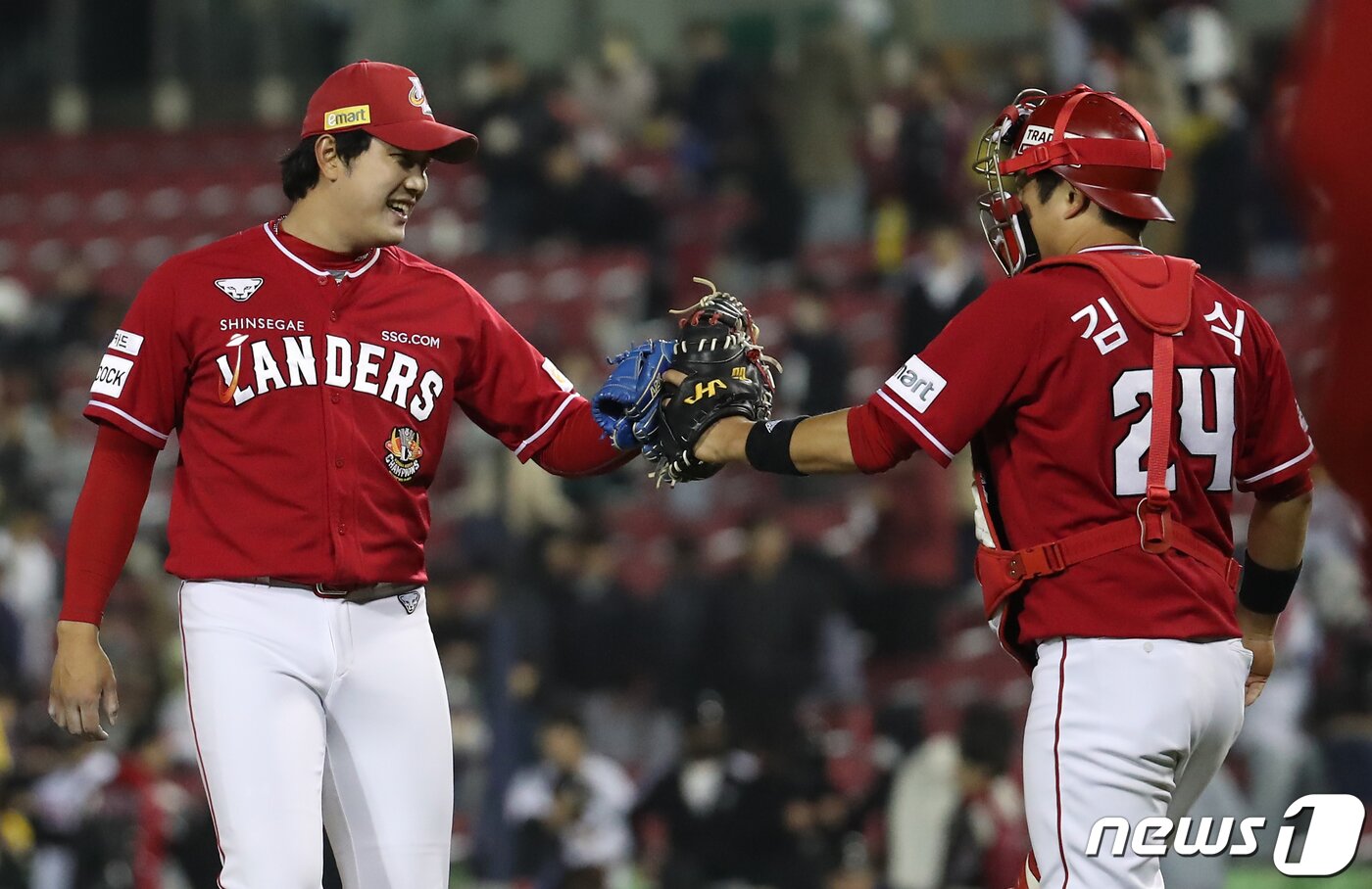 본문 이미지 - SSG 랜더스 투수 서진용(왼쪽). 2023.4.26/뉴스1 ⓒ News1 김진환 기자