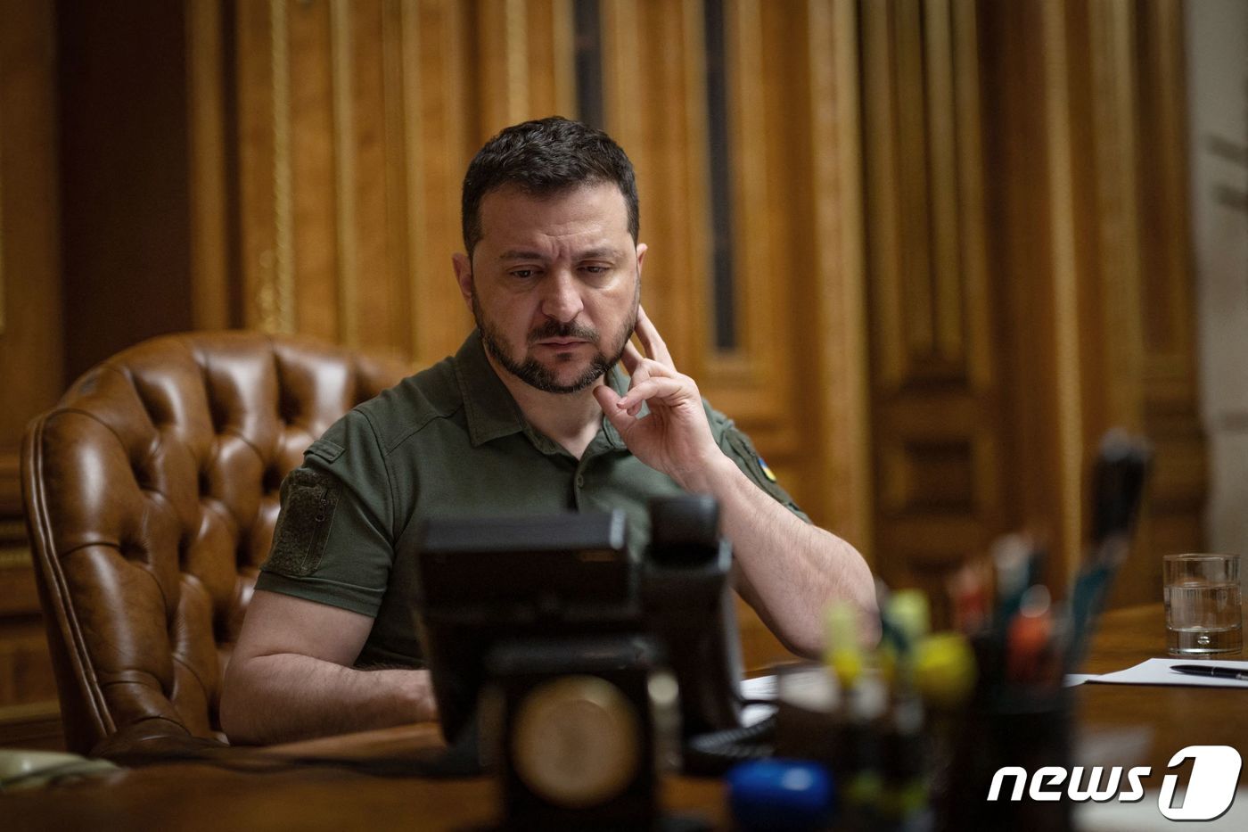 본문 이미지 - 볼로디미르 젤렌스키 우크라이나 대통령이 26일 (현지시간) 키이우에서 러시아의 침공 이후 처음으로 시진핑 중국 국가주석과 통화를 갖고 “영토 타협으로 얻는 평화는 있을 수 없다”고 밝히고 있다. ⓒ AFP=뉴스1 ⓒ News1 우동명 기자