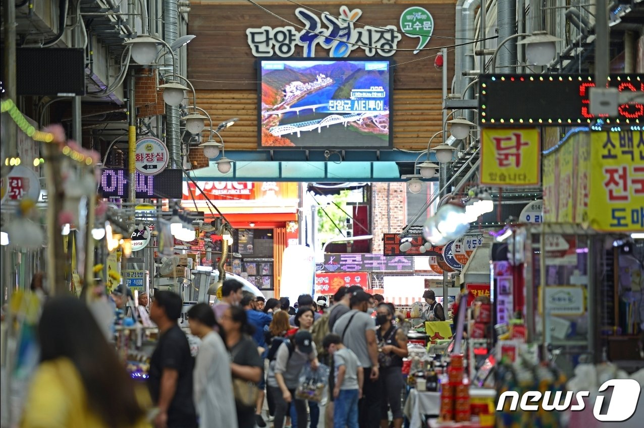 먹거리가 풍부한 단양 구경시장에 많은 관광객이 몰리고 있다. 