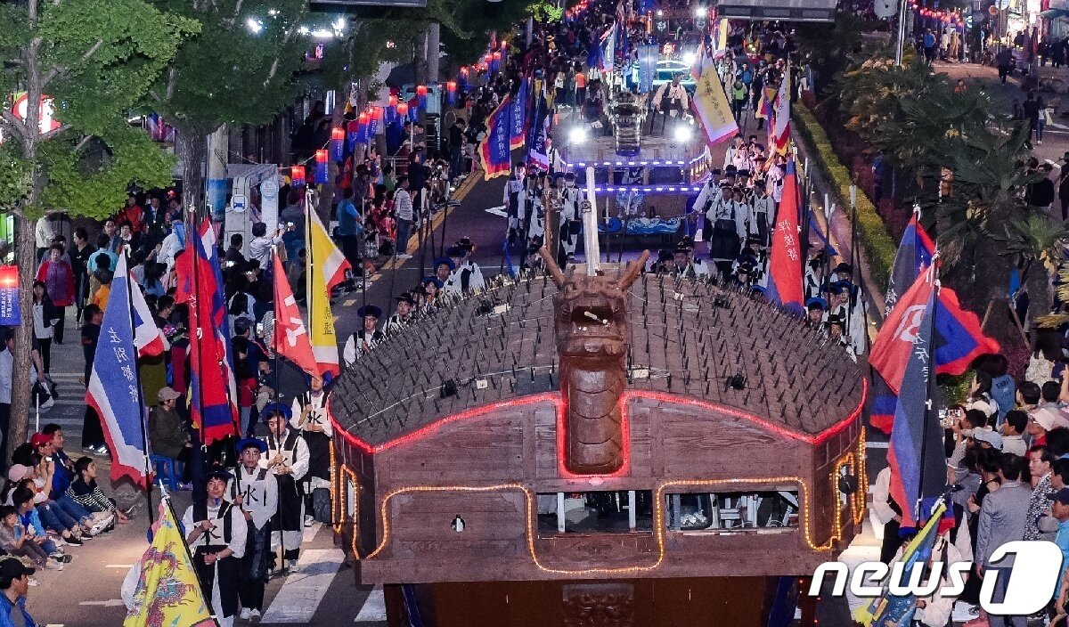 본문 이미지 - 여수거북선축제 거북선 가장물. 뉴스1 DB