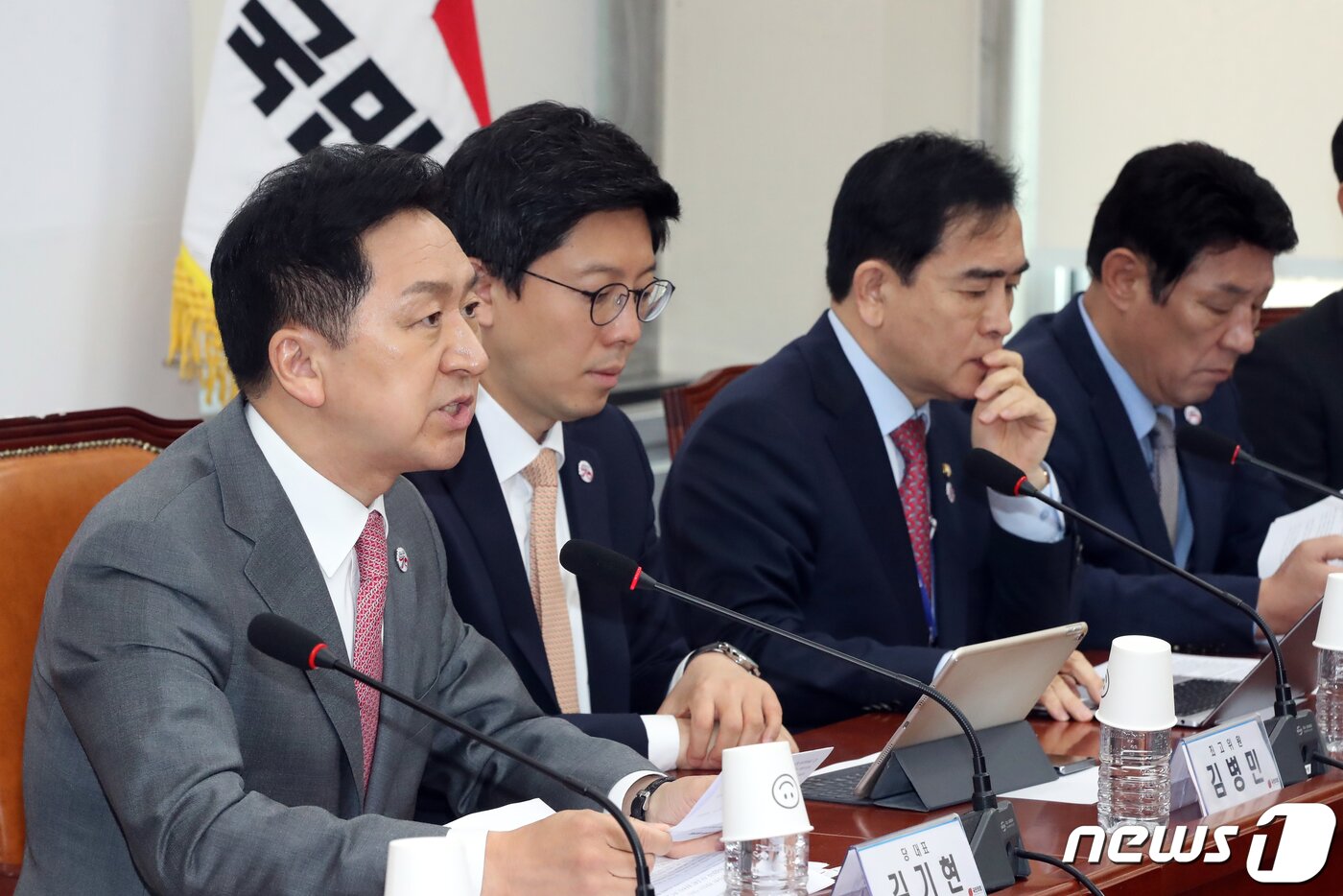 본문 이미지 - 김기현 국민의힘 대표가 27일 오전 서울 여의도 국회에서 열린 최고위원회의에서 모두발언을 하고 있다. 2023.4.27/뉴스1 ⓒ News1 황기선 기자
