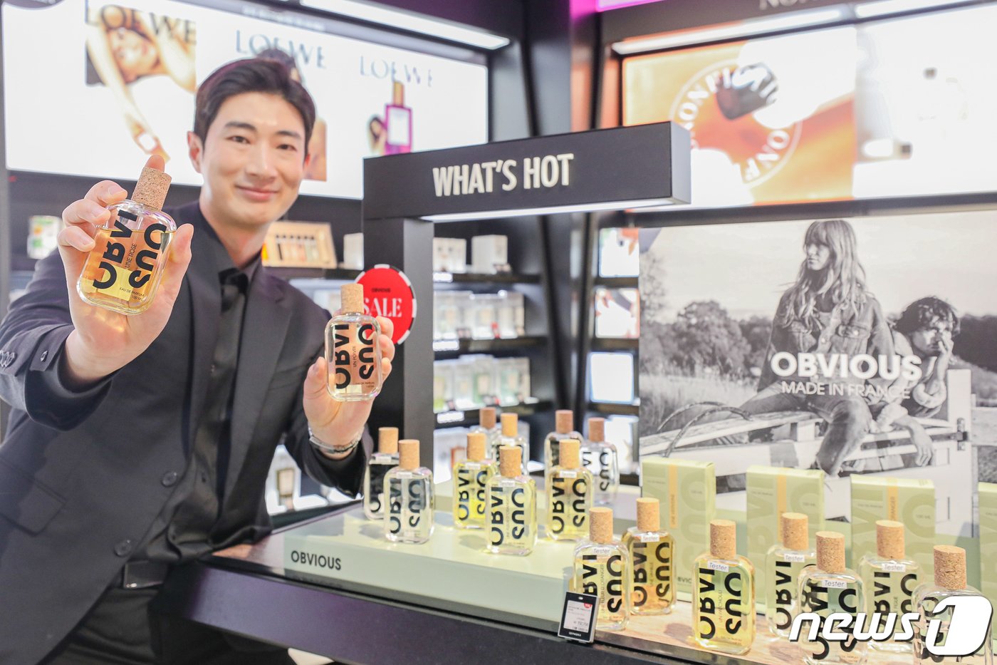 본문 이미지 - 서울 강남구 세포라 파르나스몰점에서 직원이 한섬의 프랑스 나치향수 브랜드 &#39;리퀴드 퍼퓸바&#39;의 인기 상품 &#39;어비어스&#39;를 소개하고 있다.&#40;현대백화점그룹 제공&#41; 2023.4.27/뉴스1