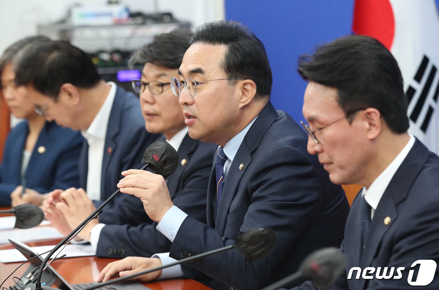 본문 이미지 - 박홍근 더불어민주당 원내대표가 27일 오전 서울 여의도 국회에서 열린 정책조정회의에서 모두발언을 하고 있다. 2023.4.27/뉴스1 ⓒ News1 임세영 기자