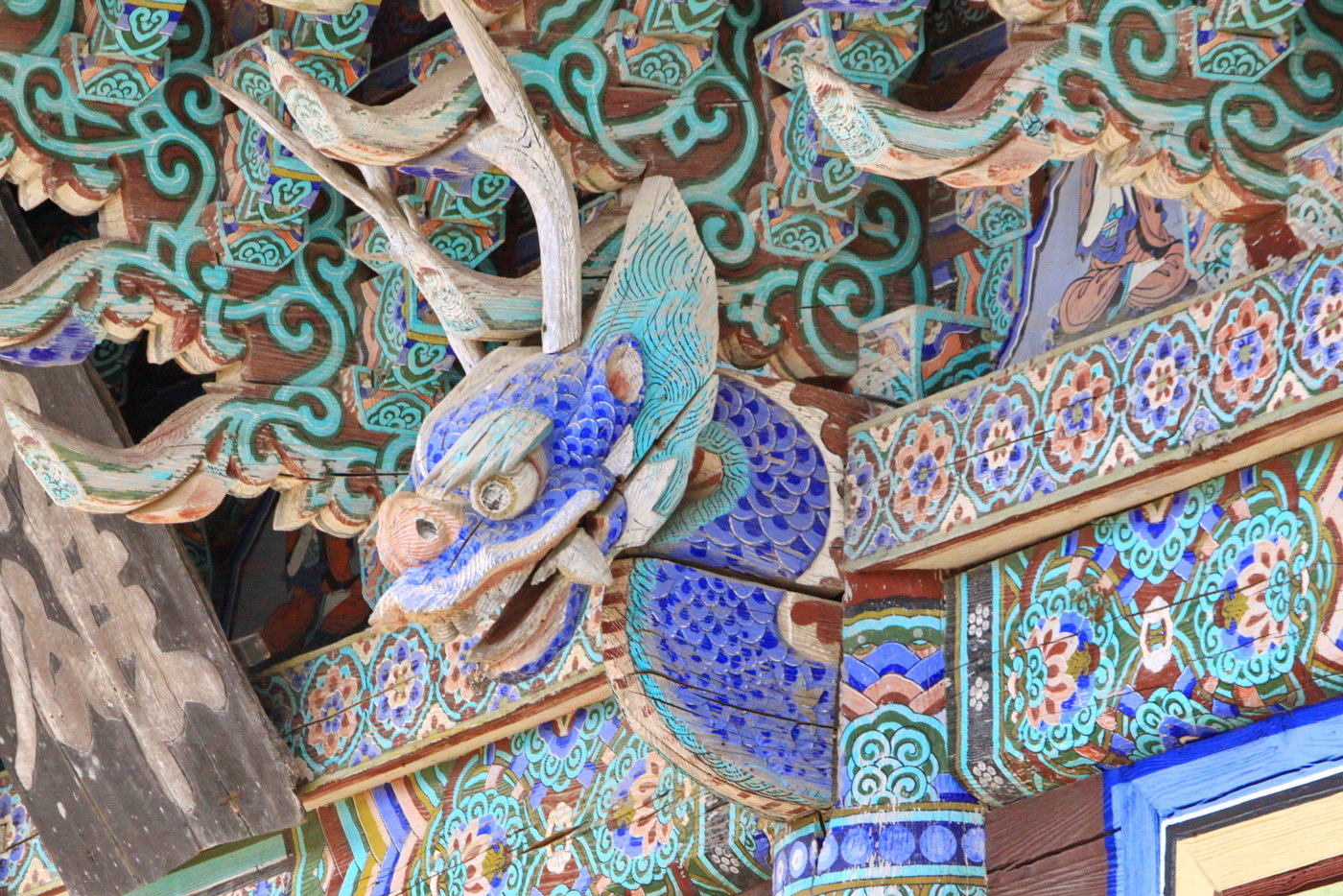 본문 이미지 -  대웅보전 상부 용머리 조각. (문화재청 제공)