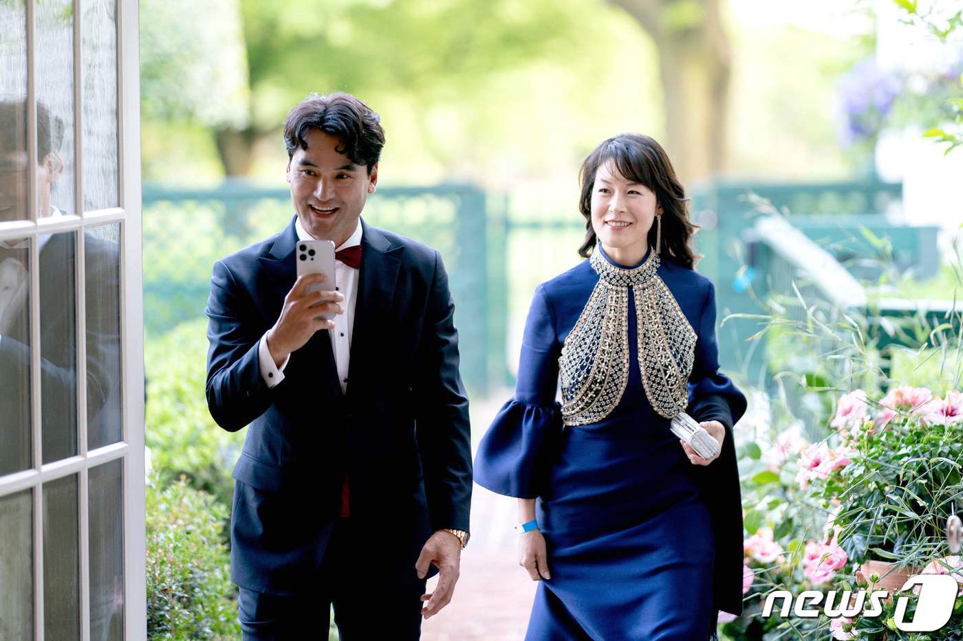 본문 이미지 - 박찬호와 부인 박리혜씨가 26일 (현지시간) 워싱턴 백악관에서 열린 한미 정상 국빈 만찬에 참석을 하고 있다. 2023.04.26. ⓒ AFP=뉴스1 ⓒ News1 우동명 기자