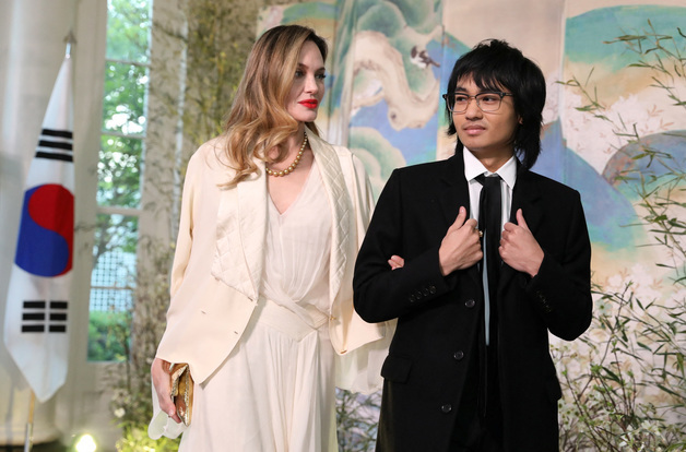 '연대생' 앤젤리나 졸리 장남 매덕스까지…父 브래드 피트 '성' 뺐다