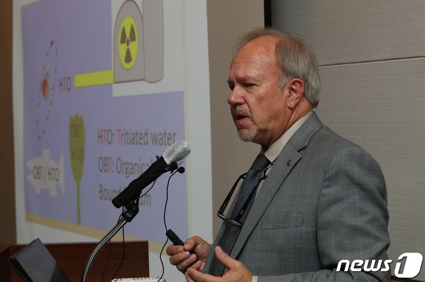 본문 이미지 - 티머시 무쏘 미국 사우스캐롤라이나대학교 생물학 교수가 27일 오전 서울 여의도 전경련회관에서 열린 그린피스 해외 전문가 초청 기자회견에서 삼중수소의 생물학적 영향연구를 발표하며 후쿠시마 오염수 방류의 문제점을 지적하고 있다. 2023.4.27/뉴스1 ⓒ News1 구윤성 기자