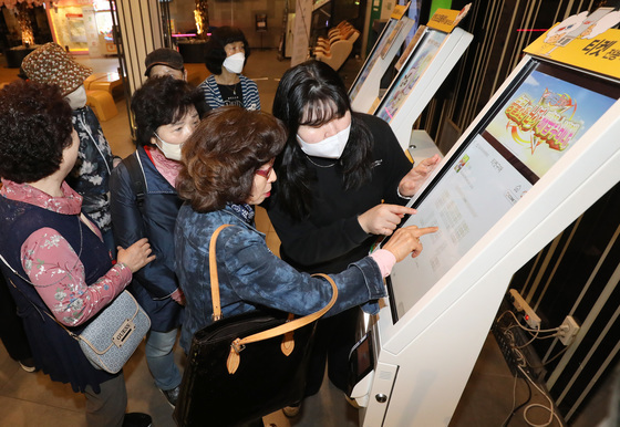 한글햇살버스 확대·AI 교육 지원…교육부, 성인 문해교육 강화