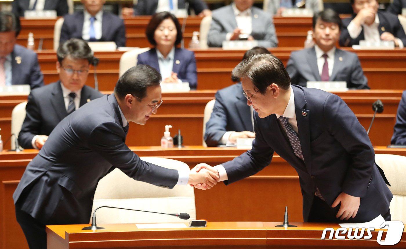 이재명 더불어민주당 대표가 27일 서울 여의도 국회에서 열린 의원총회에서 임기 만료를 하루 앞둔 박홍근 원내대표와 악수를 나누고 있다./뉴스1 ⓒ News1 임세영 기자