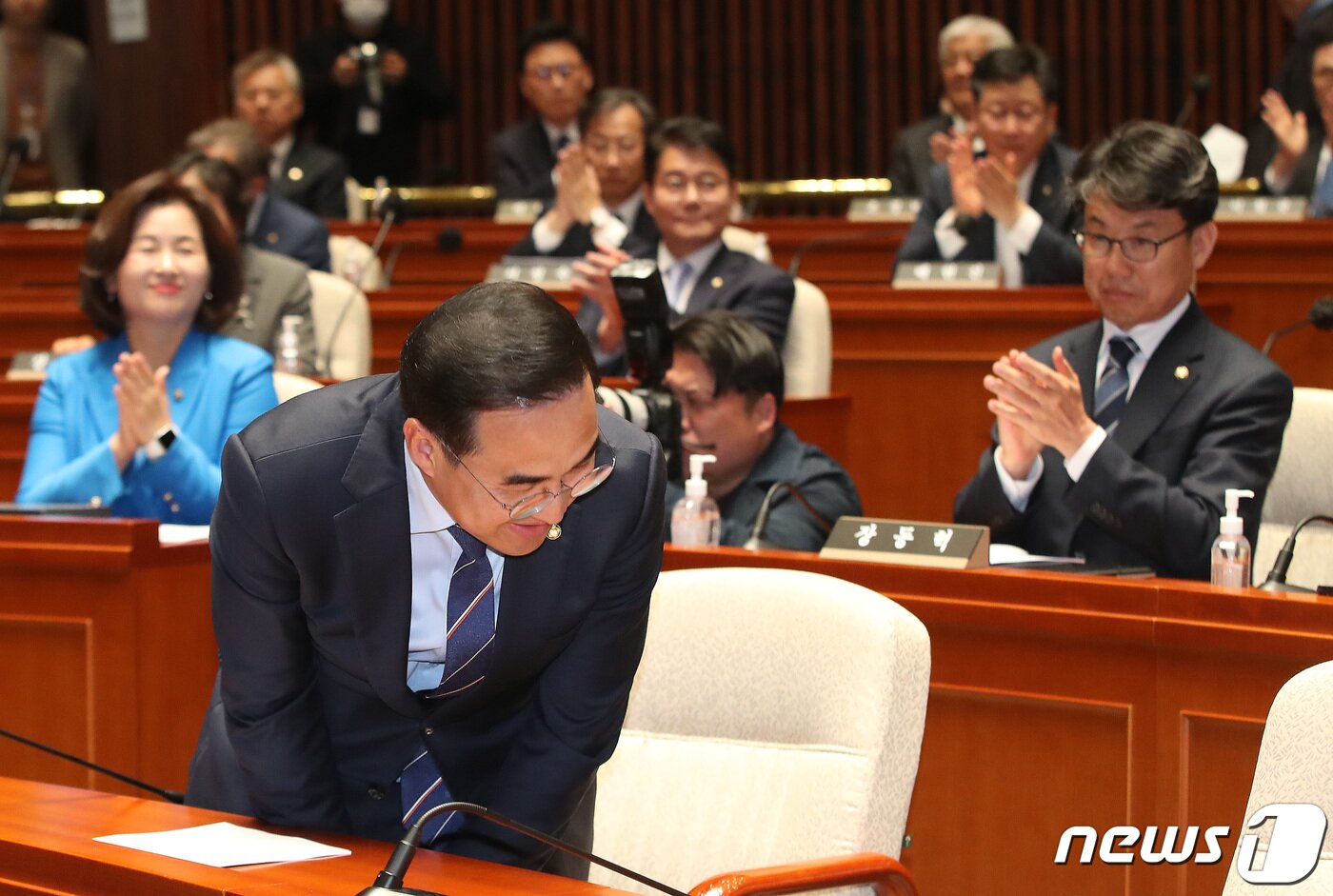 본문 이미지 - 임기 만료를 하루 앞둔 박홍근 원내대표가 27일 서울 여의도 국회에서 열린 의원총회에서 고개 숙여 인사하고 있다. 2023.4.27/뉴스1 ⓒ News1 임세영 기자