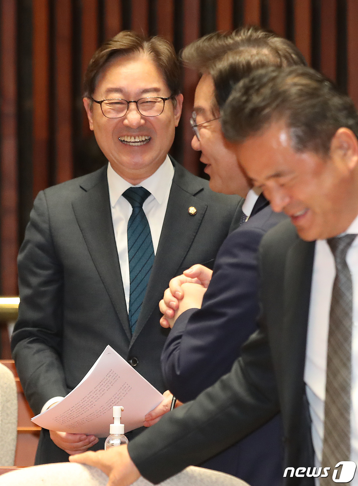 (서울=뉴스1) 임세영 기자 = 이재명 더불어민주당 대표가 27일 서울 여의도 국회에서 열린 의원총회에서 박범계 의원과 이야기를 나누고 있다. 2023.4.27/뉴스1