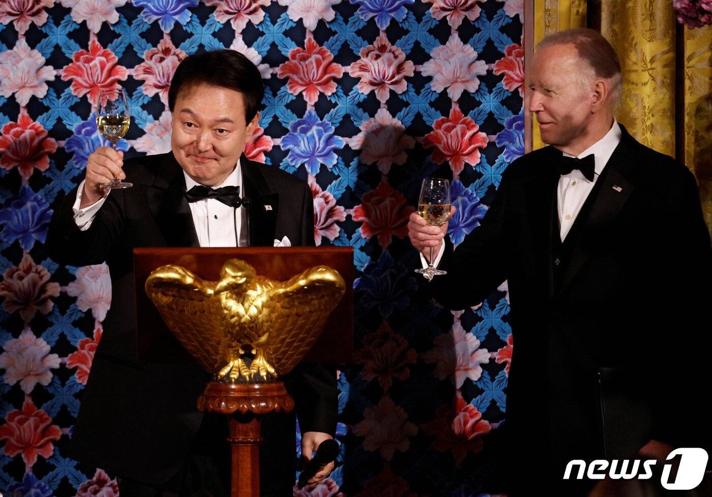 본문 이미지 - 미국을 국빈 방문한 윤석열 대통령이 26일(현지시간) 워싱턴 DC 백악관에서 열린 국빈만찬에서 조 바이든 미국 대통령 등 참석자들에게 건배를 제의하고 있다. 2023.04.26. ⓒ 로이터=뉴스1 ⓒ News1 김성식 기자