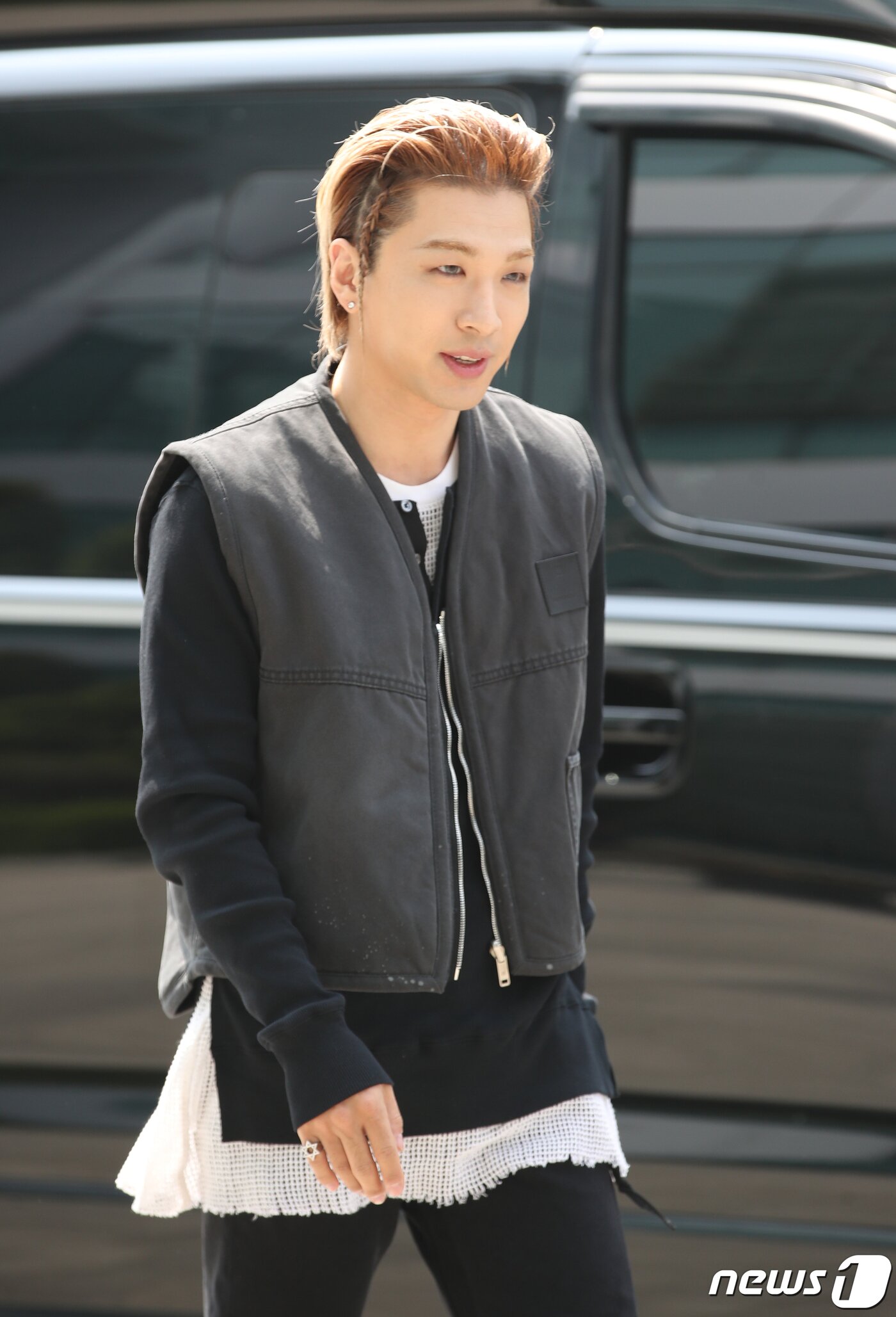 본문 이미지 - 빅뱅의 태양이 라디오 '두시 탈출 컬투쇼'를 위해 27일 서울 양천구 SBS목동으로 들어서고 있다. ⓒ News1 권현진 기자