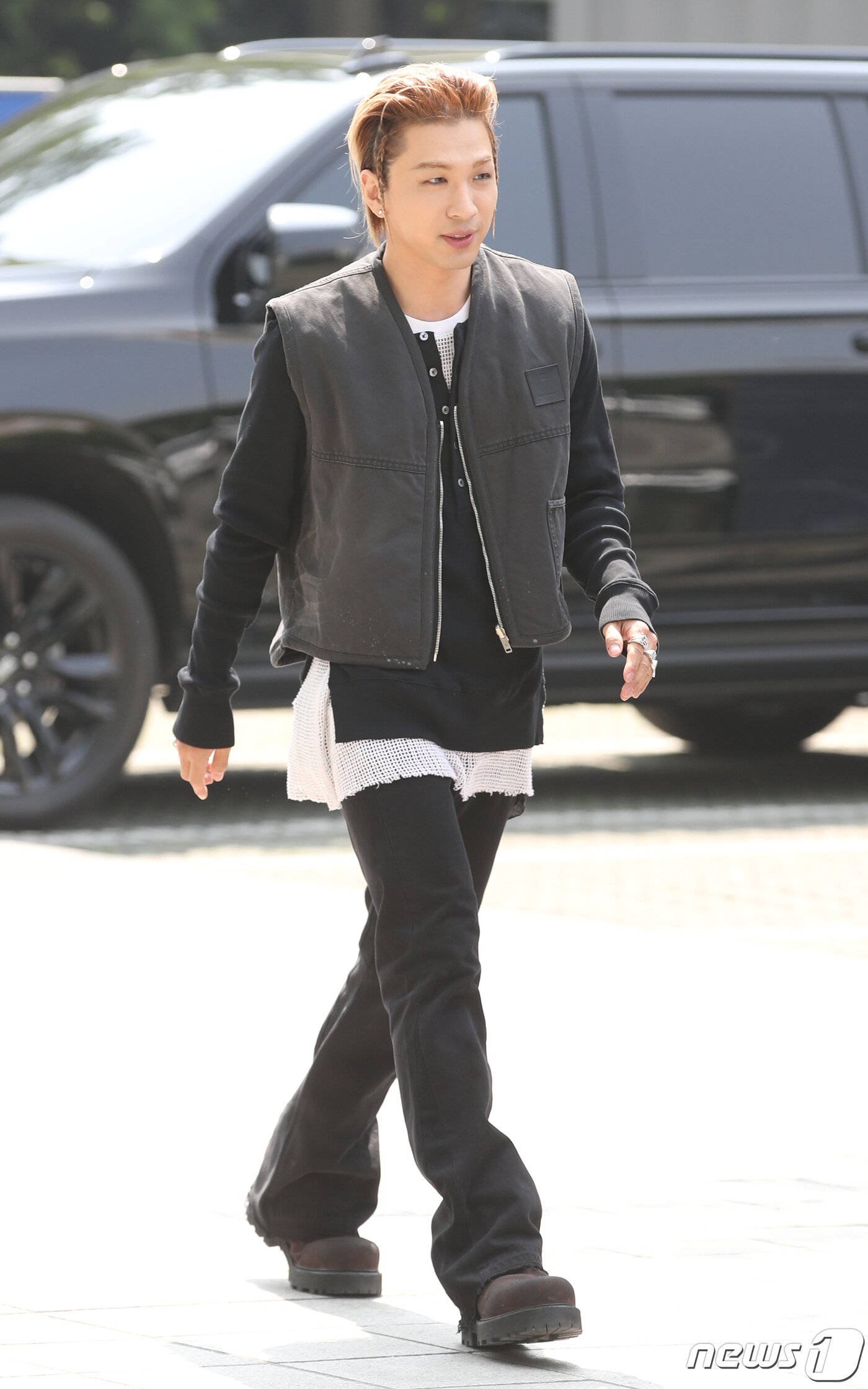 본문 이미지 - 빅뱅의 태양이 라디오 '두시 탈출 컬투쇼'를 위해 27일 서울 양천구 SBS목동에 도착해 방송국 안으로 이동하고 있다. ⓒ News1 권현진 기자