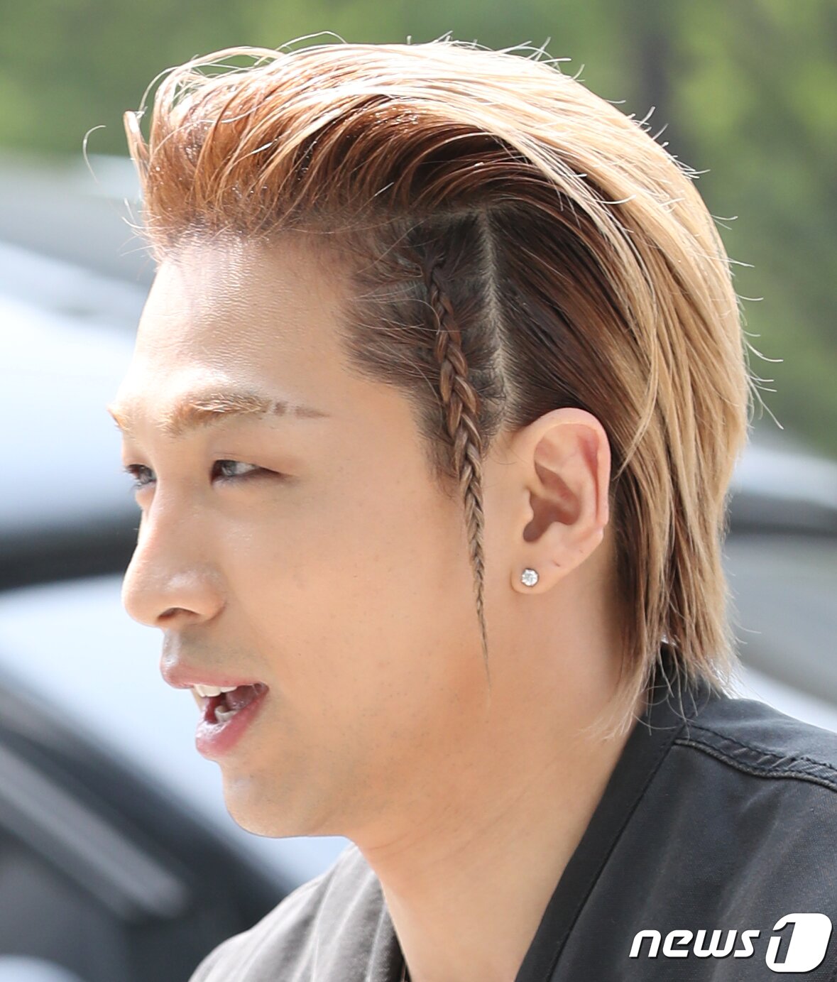 본문 이미지 - 빅뱅의 태양이 라디오 '두시 탈출 컬투쇼'를 위해 27일 서울 양천구 SBS목동으로 들어서고 있다. ⓒ News1 권현진 기자