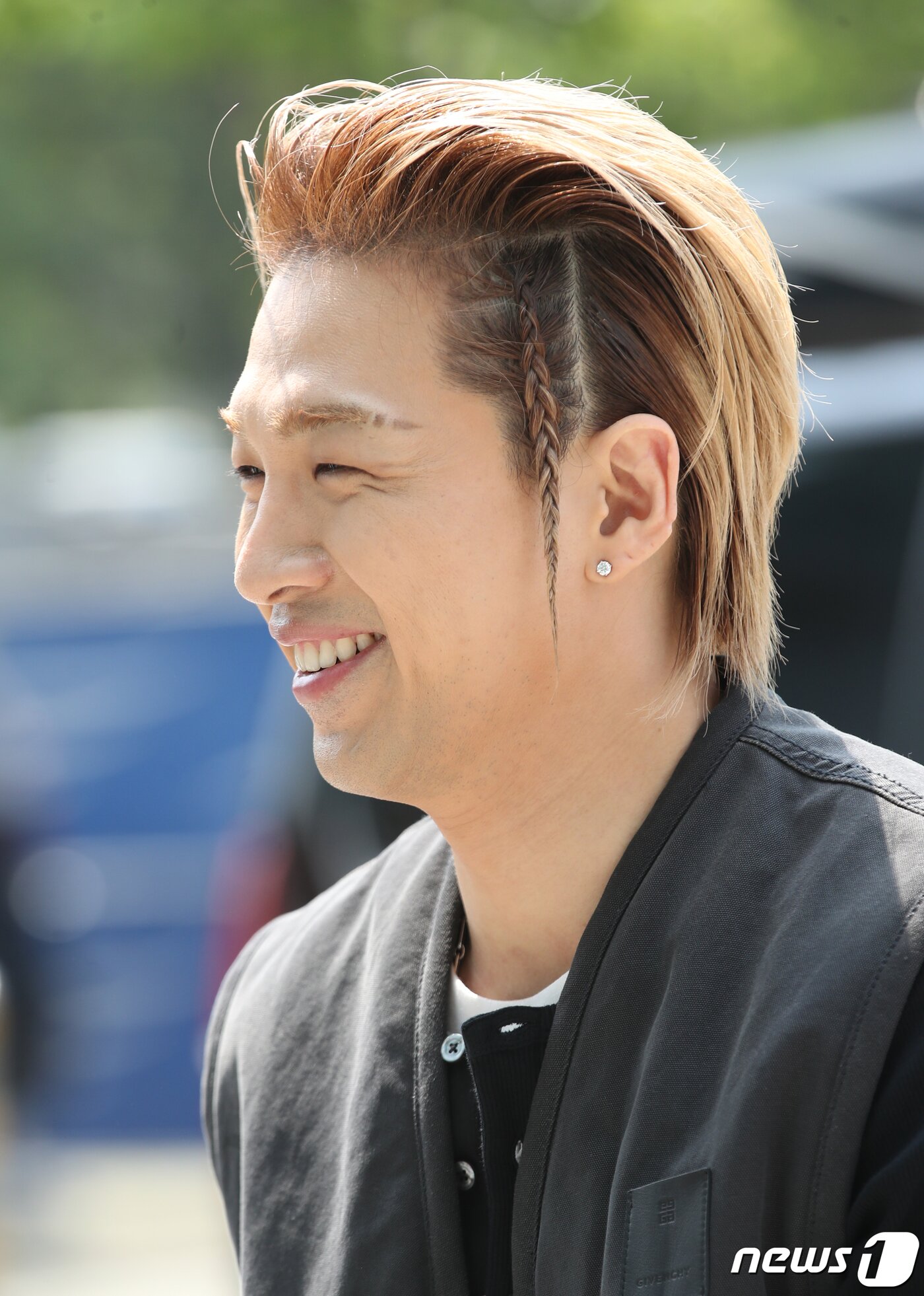 본문 이미지 - 빅뱅의 태양이 라디오 '두시 탈출 컬투쇼'를 위해 27일 서울 양천구 SBS목동으로 들어서며 미소를 짓고 있다. ⓒ News1 권현진 기자