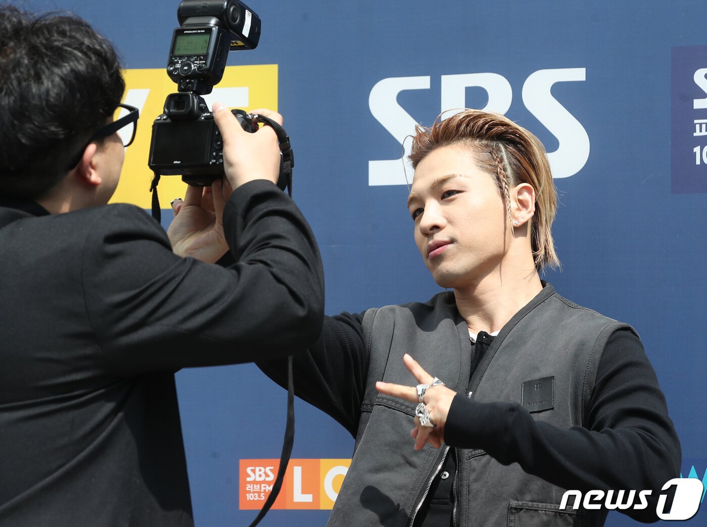 본문 이미지 - 15년 만에 '컬투쇼'에 출연하는 빅뱅의 태양이 27일 서울 양천구 SBS목동에 도착해 기념 촬영을 하고 있다.  ⓒ News1 권현진 기자