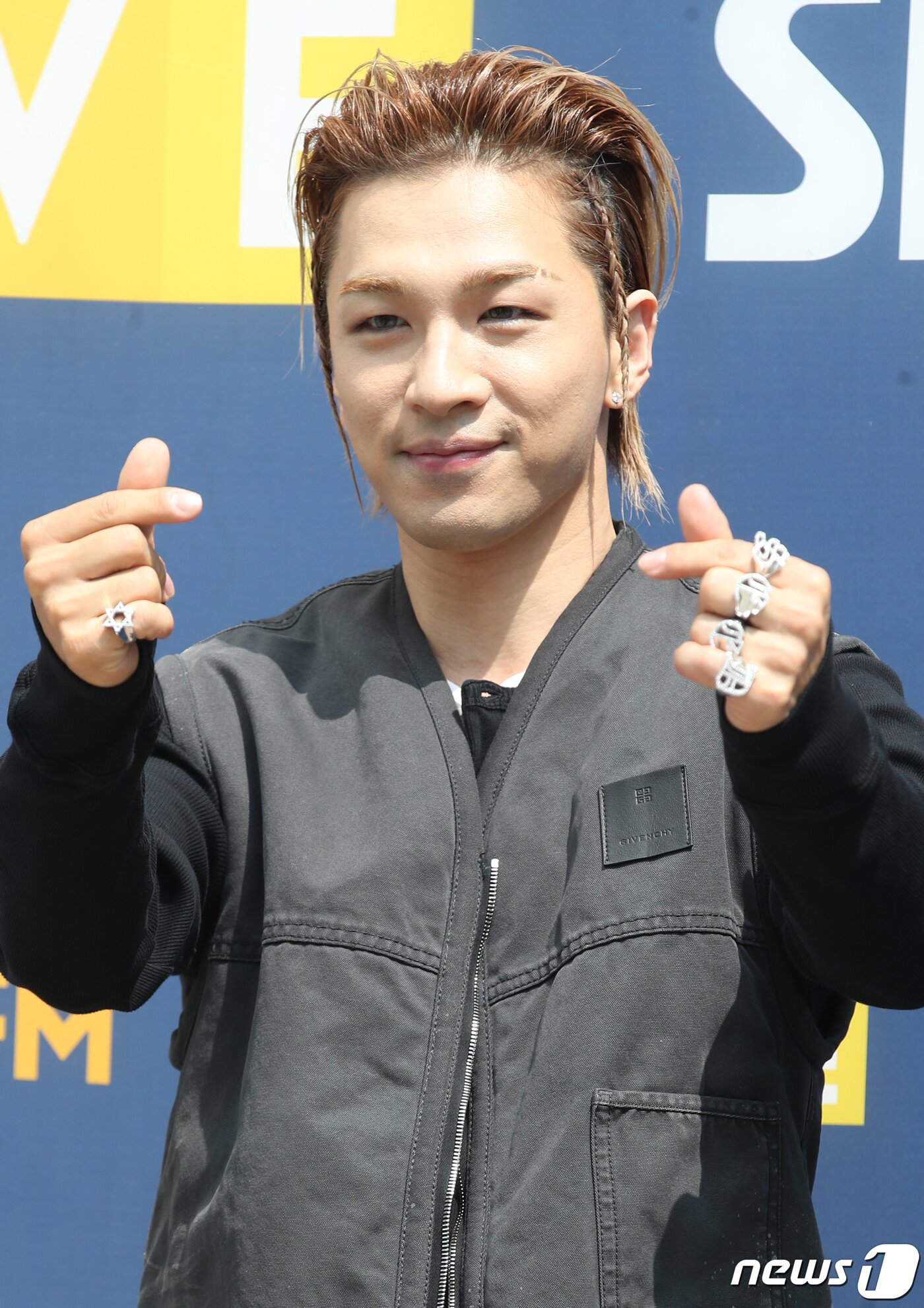 본문 이미지 - 빅뱅의 태양이 라디오 '두시 탈출 컬투쇼'를 위해 27일 서울 양천구 SBS목동에 도착해 하트로 인사를 전하고 있다. ⓒ News1 권현진 기자