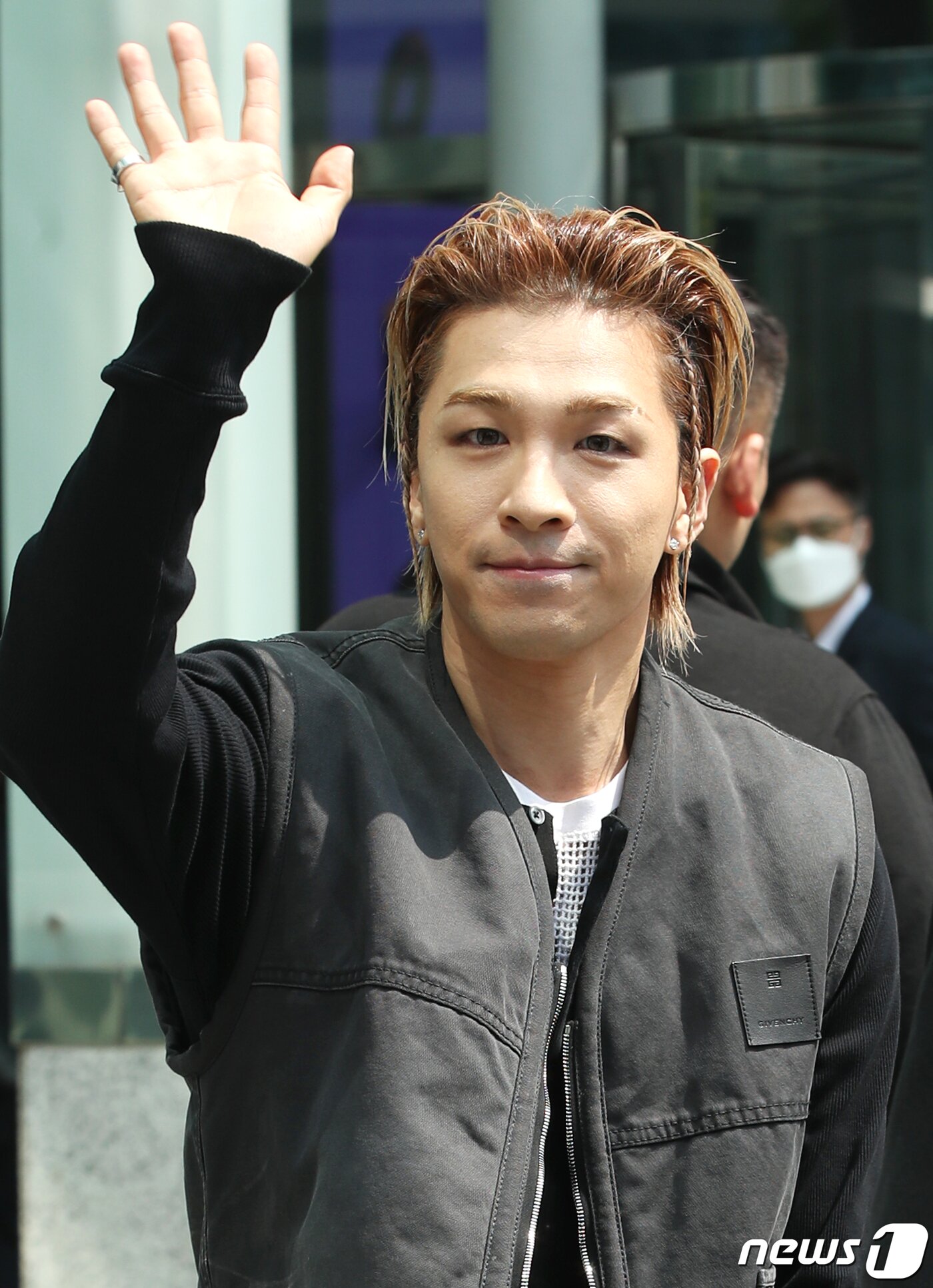 본문 이미지 - 빅뱅의 태양이 라디오 '두시 탈출 컬투쇼'를 위해 27일 서울 양천구 SBS목동에 도착해 손을 흔들고 있다. ⓒ News1 권현진 기자