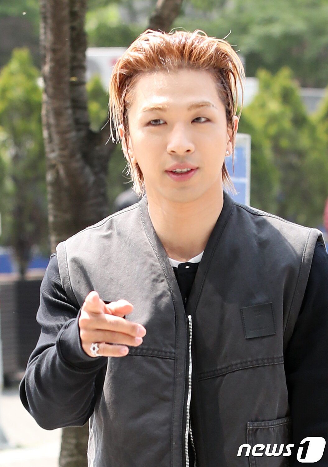 본문 이미지 - 빅뱅의 태양이 라디오 '두시 탈출 컬투쇼'를 위해 27일 서울 양천구 SBS목동으로 들어서고 있다. ⓒ News1 권현진 기자