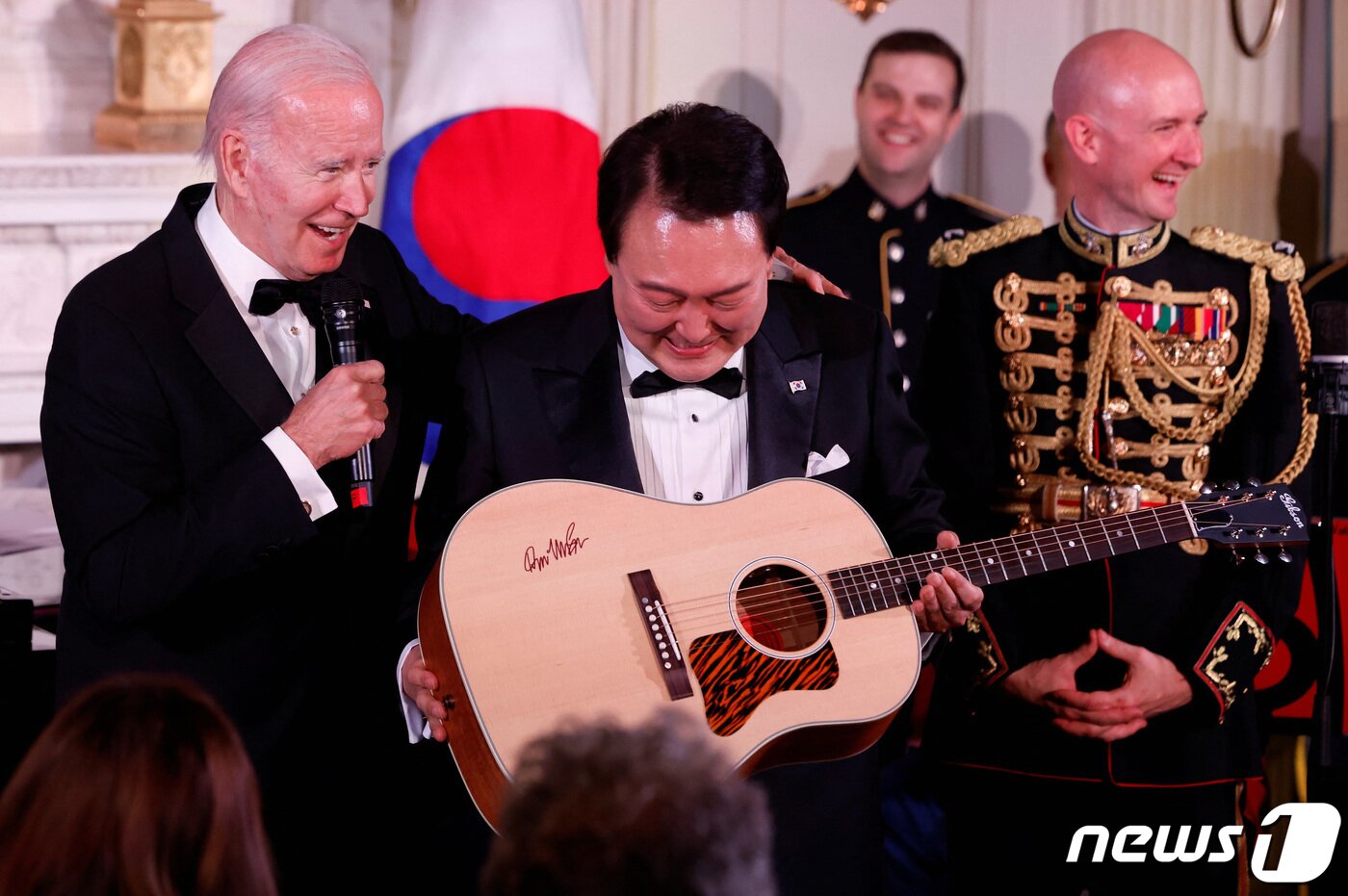 본문 이미지 - 미국을 국빈 방문한 윤석열 대통령이 26일(현지시간) 워싱턴 DC 백악관에서 열린 국빈만찬에서 조 바이든 미국 대통령으로부터 가수 돈 맥클린의 친필 사인이 담긴 통기타를 선물 받고 있다. 2023.04.26. ⓒ 로이터=뉴스1 ⓒ News1 김성식 기자