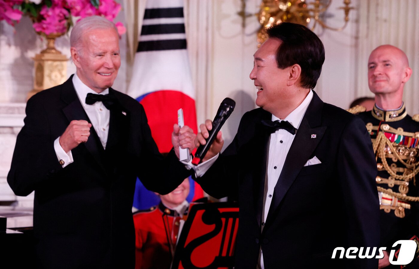 본문 이미지 - 미국을 국빈 방문한 윤석열 대통령이 26일(현지시간) 워싱턴 DC 백악관에서 열린 국빈만찬에서 조 바이든 미국 대통령을 바라보며 발언하고 있다. 2023.04.26. ⓒ 로이터=뉴스1 ⓒ News1 김성식 기자