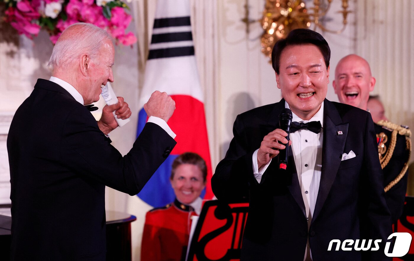 본문 이미지 - 미국을 국빈 방문한 윤석열 대통령이 26일(현지시간) 워싱턴 DC 백악관에서 열린 국빈만찬에서 마이크를 잡고 노래를 부르자 조 바이든 미국 대통령이 어깨춤을 추며 흥겨워 하고 있다.  ⓒ 로이터=뉴스1 ⓒ News1 김성식 기자
