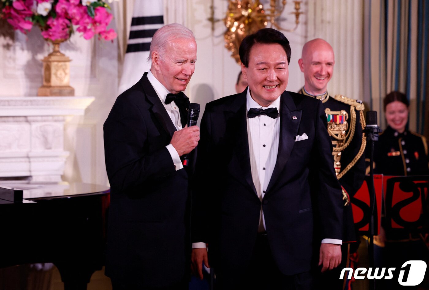 본문 이미지 - 미국을 국빈 방문한 윤석열 대통령이 26일(현지시간) 워싱턴 DC 백악관에서 열린 국빈만찬에서 조 바이든 미국 대통령과 나란히 서 있는 모습이다. 2023.04.26. ⓒ 로이터=뉴스1 ⓒ News1 김성식 기자