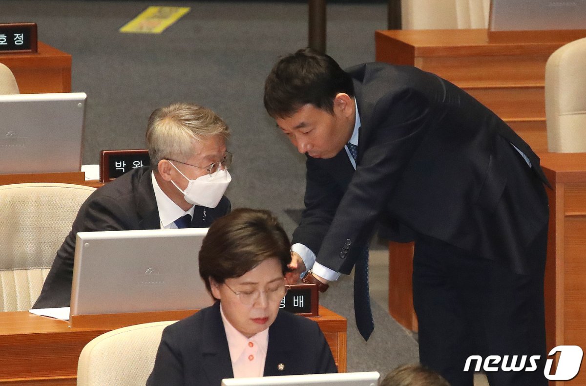 민형배(왼쪽) 더불어민주당 의원과 김용민 의원./뉴스1 © News1 임세영 기자